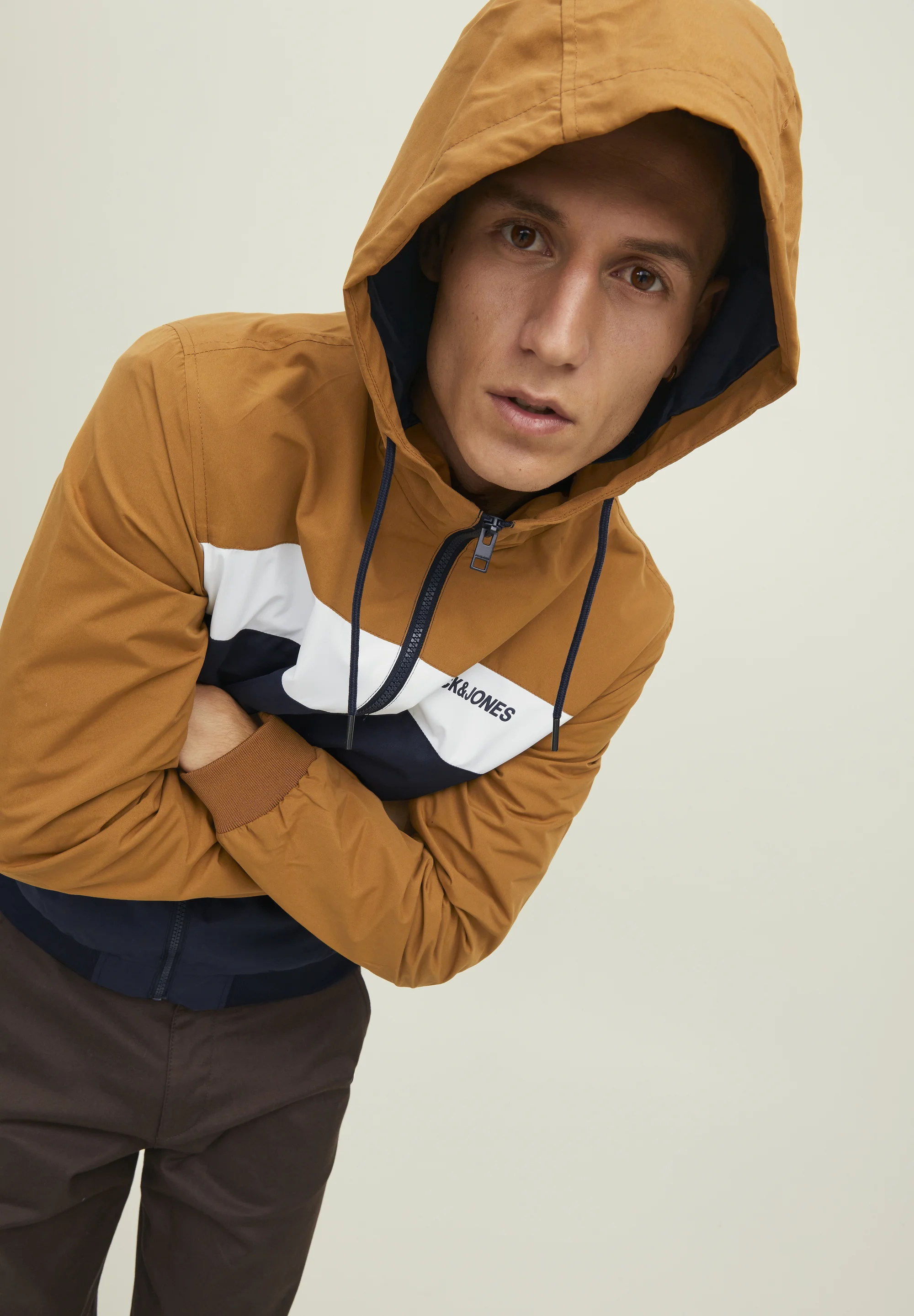 Jack & Jones JJERUSH BLOCKING HOOD - Chaqueta ligera