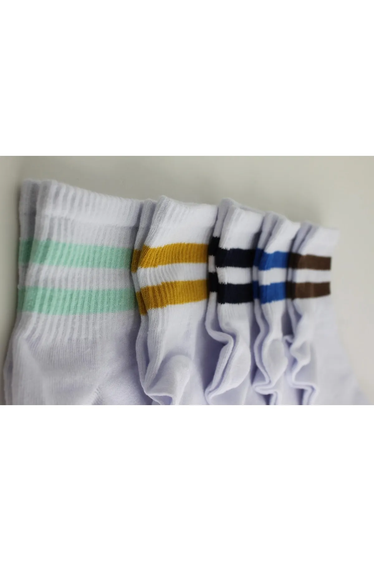 Trick or Treat  Packung mit 5 verschiedenfarbigen, bunt gestreiften, weißen Unisex-Damen- und Herrensocken aus Baumwolle