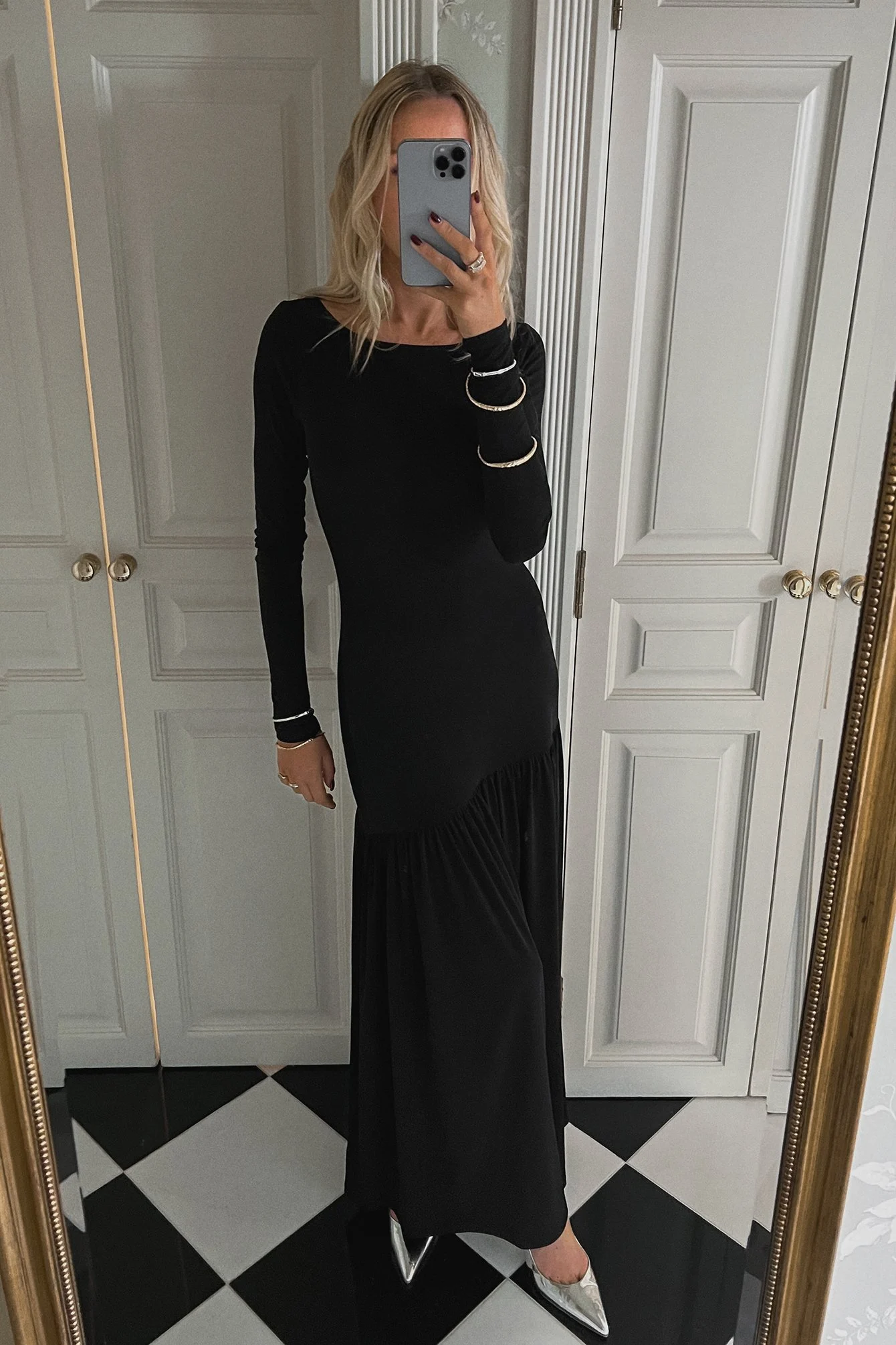 Langärmliges Jersey-Maxikleid mit Volantdetail