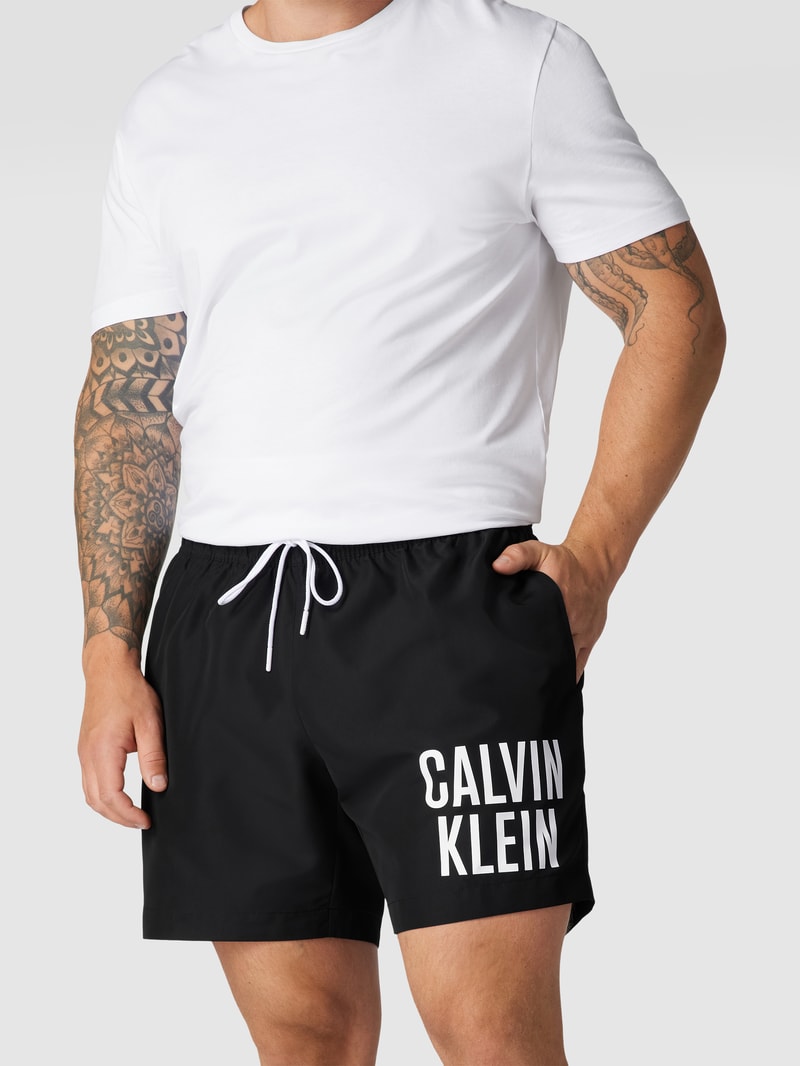 PLUS SIZE Badehose mit Label-Print in schwarz