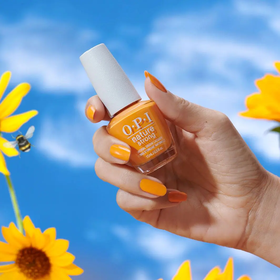 Opi Nature Strong lak za nokte Bee The Change 15ml