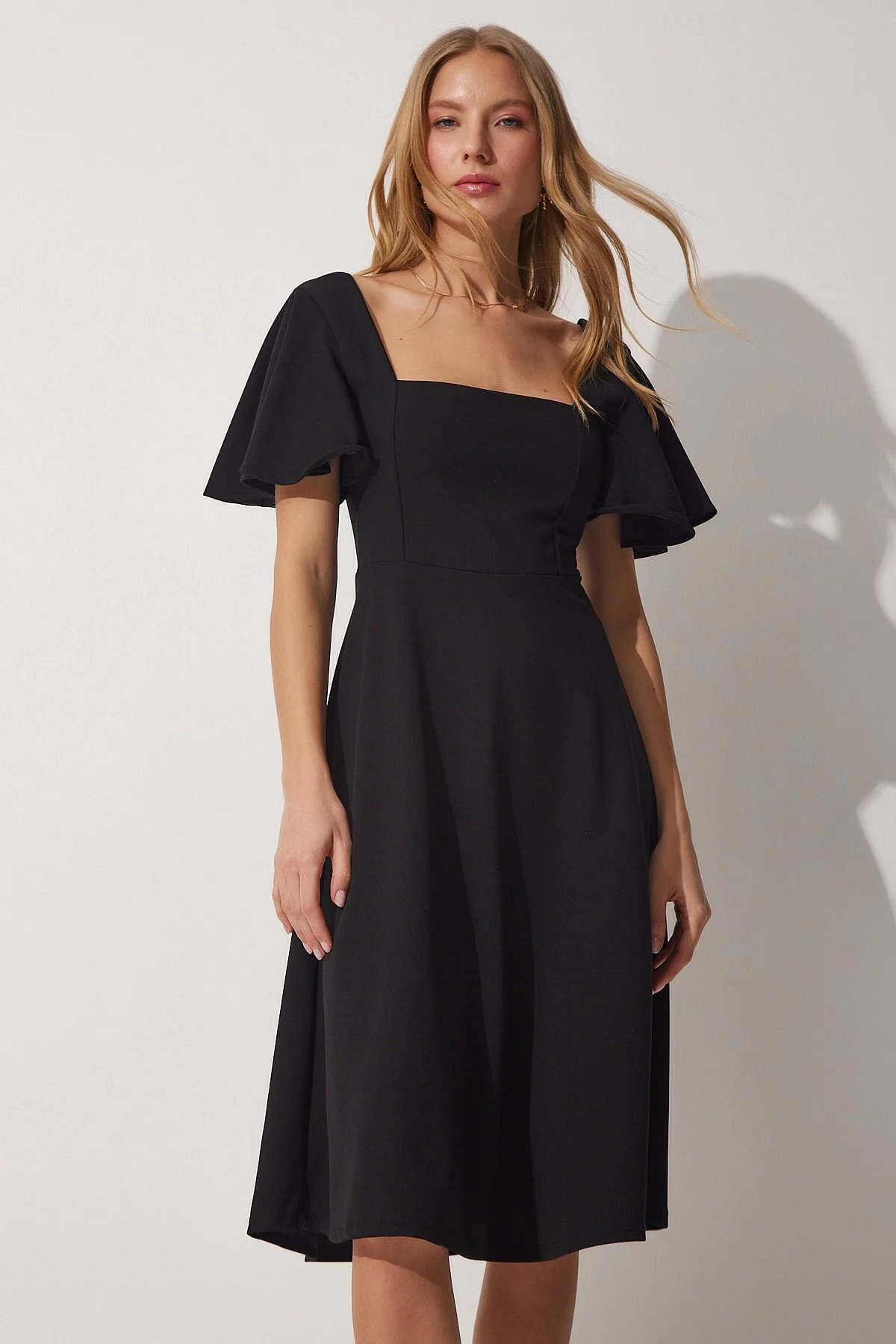 Happiness İstanbul  Ausgestelltes, gewebtes Kleid mit Volantärmeln, quadratischem Ausschnitt