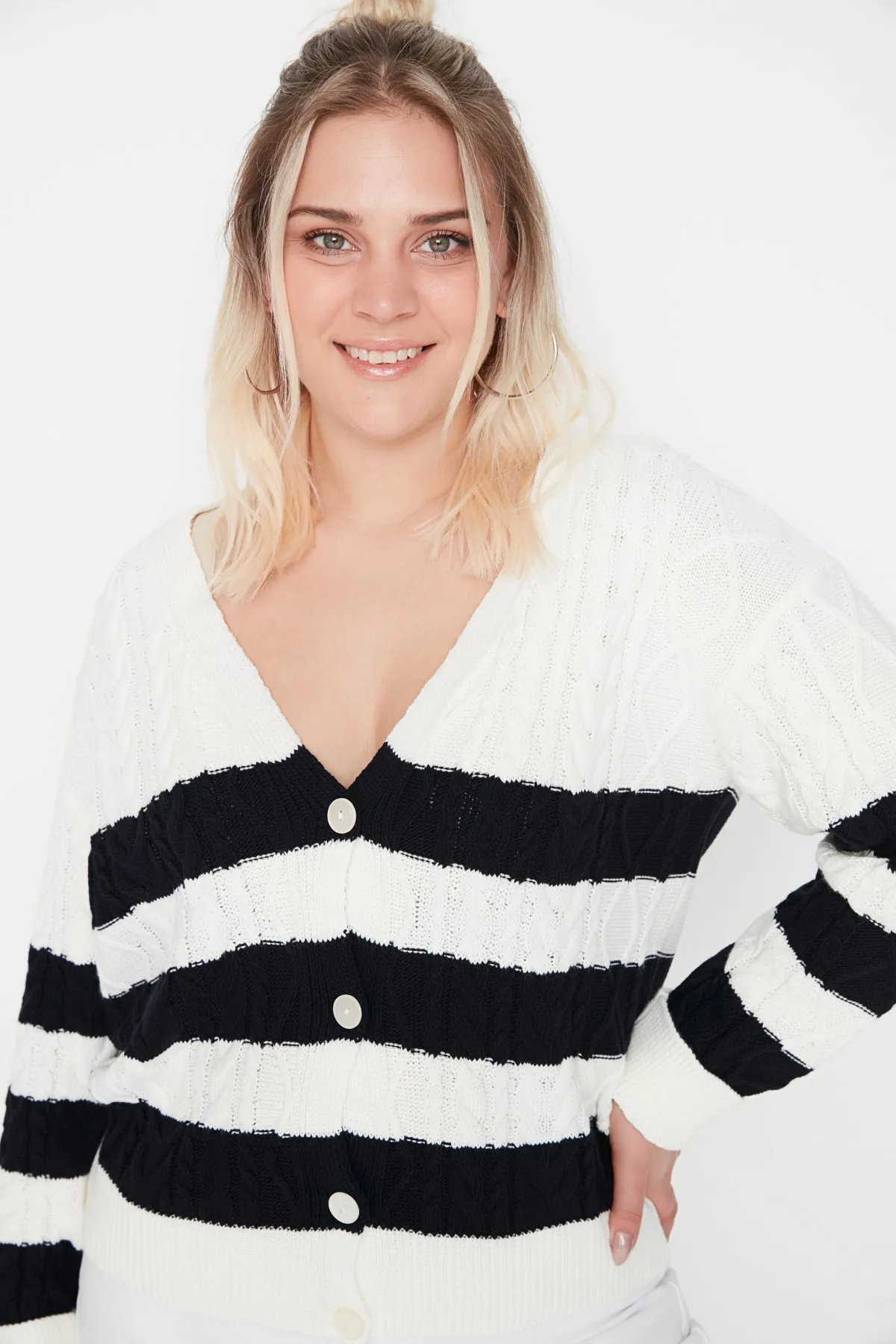 Trendyol Curve  Schwarz-weiß gestreifter Strick-Cardigan TBBAW23AV00007