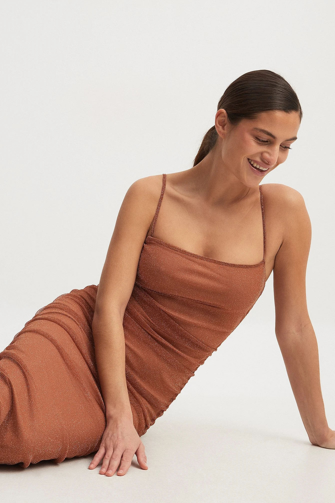Glitzerndes Netzkleid mit Rüschen