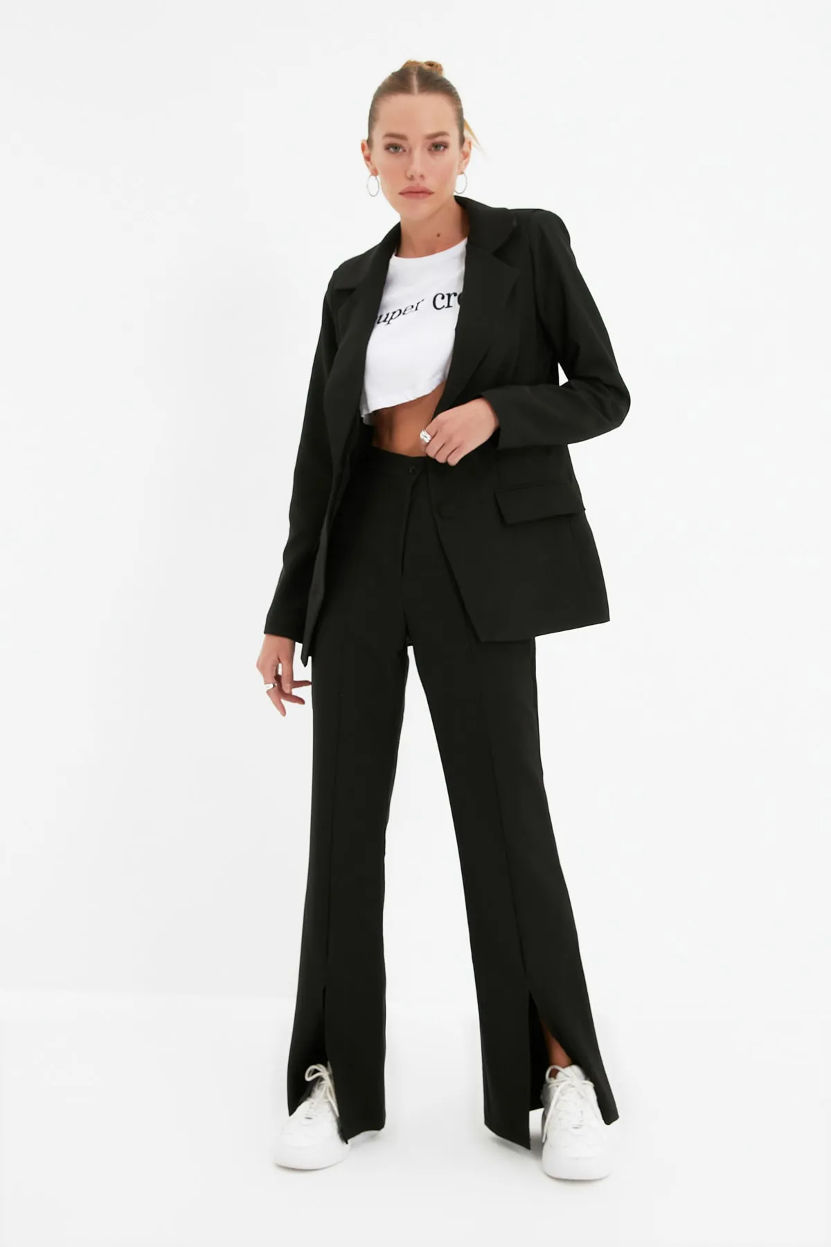 Trendyol Collection  Schwarze, gewebte Hose mit ausgestelltem Bein, Schlitz und detailliertem Schnitt TWOAW22PL0046