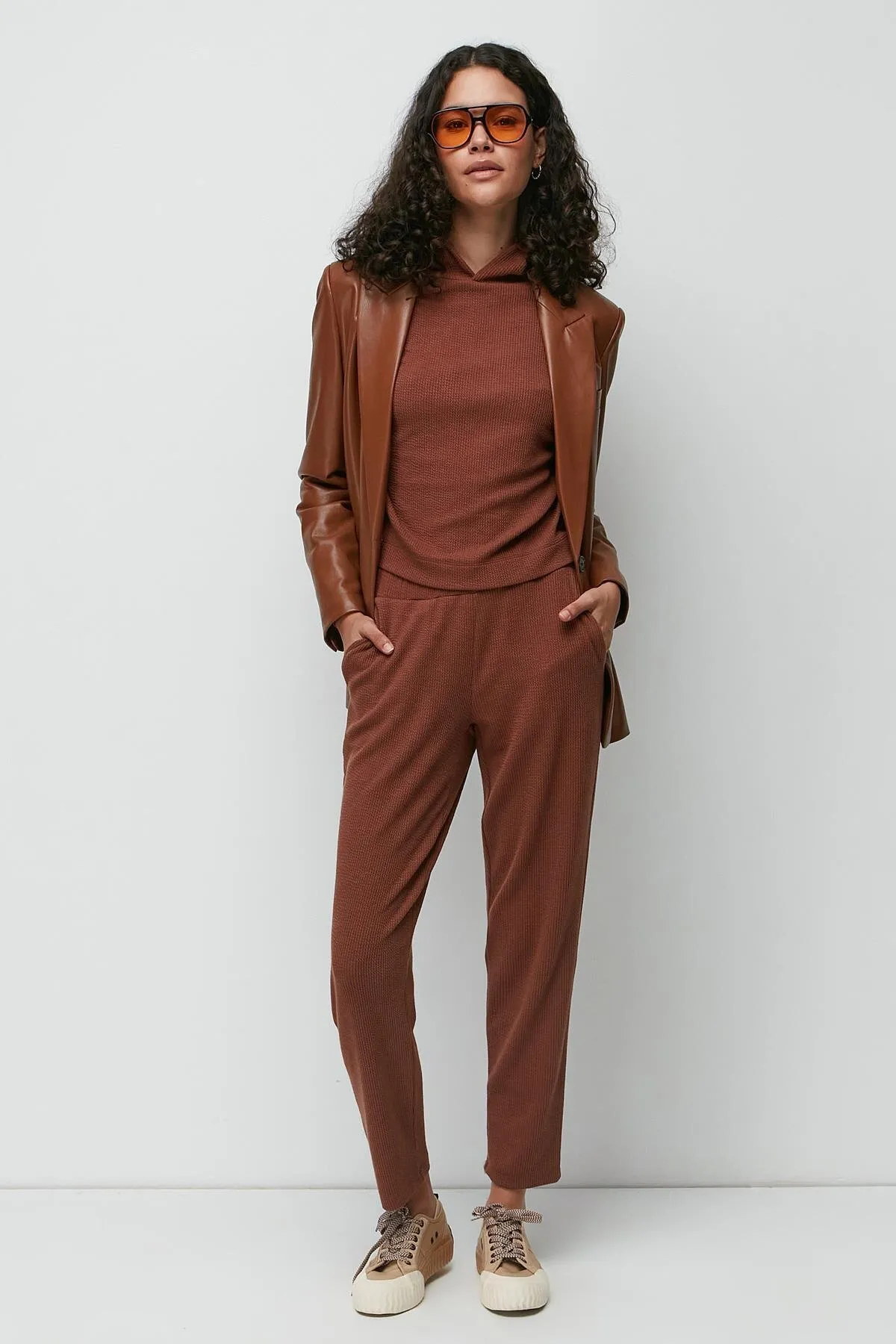 C&City  Geripptes Sweatshirt-Hosen-Set mit Kapuze 9131 Braun