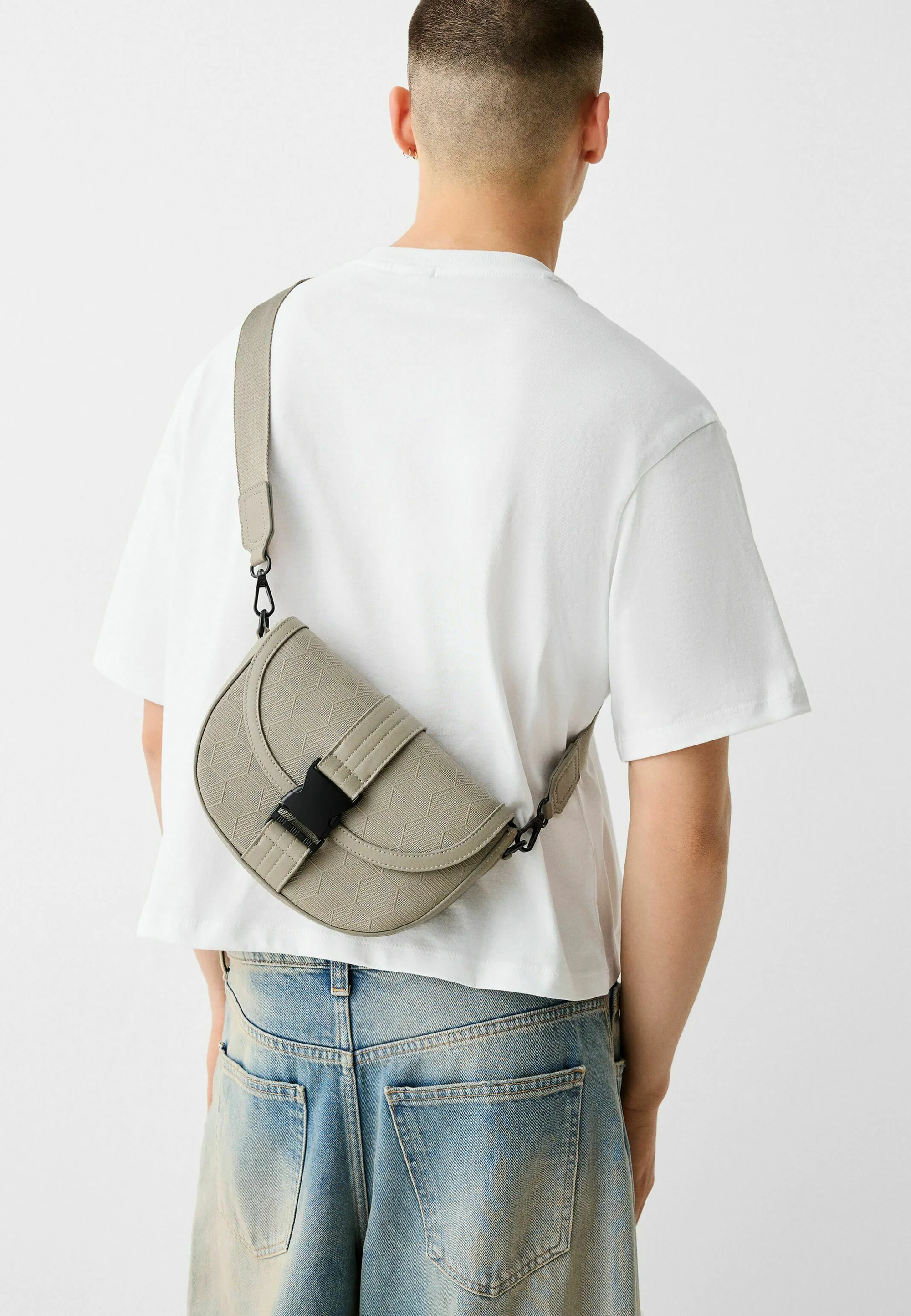 Bershka TEXTURIZADO CON PLACA - Bolso de hombro