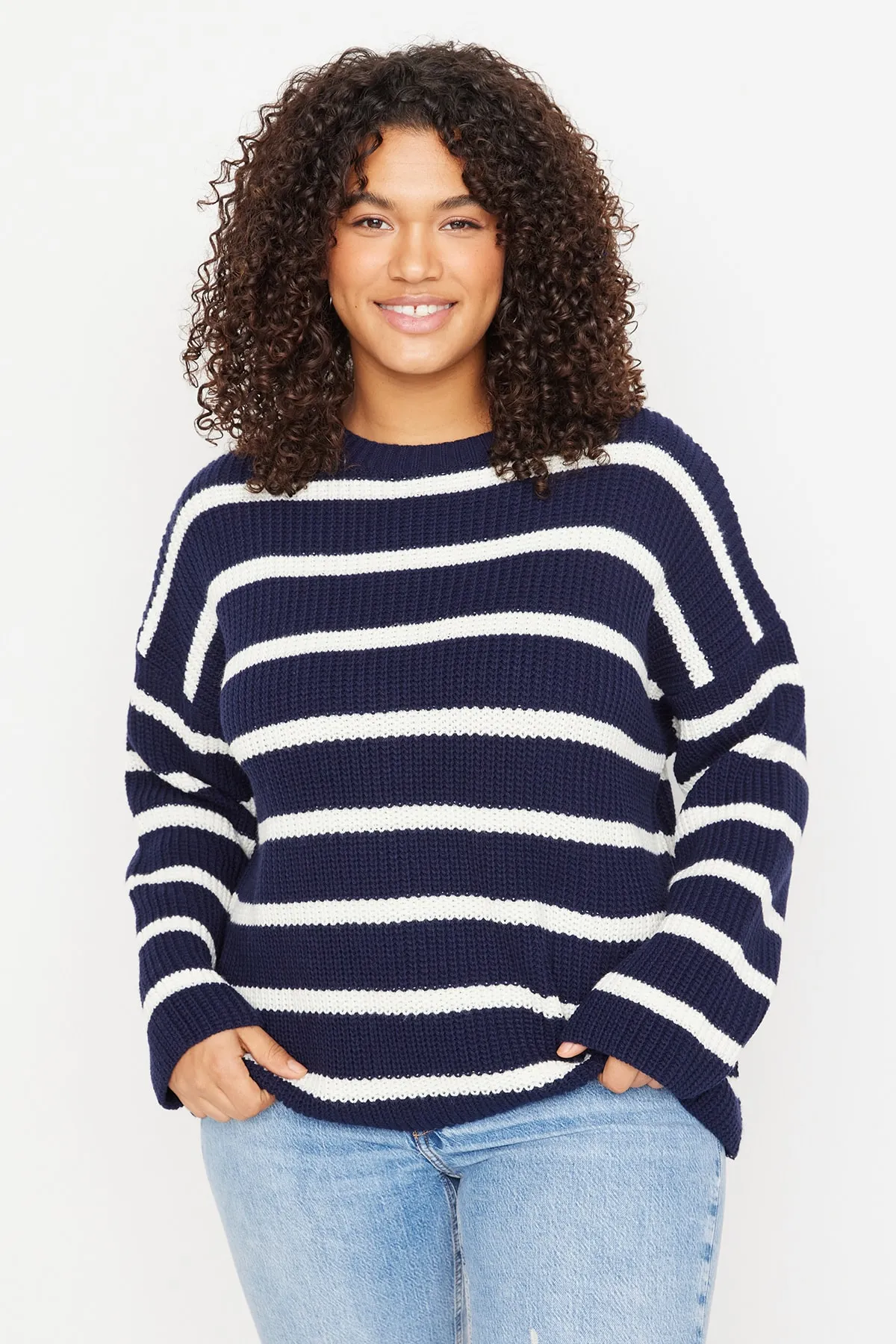 Trendyol Curve  Marineblauer, gestreifter, schulterfreier Strickpullover