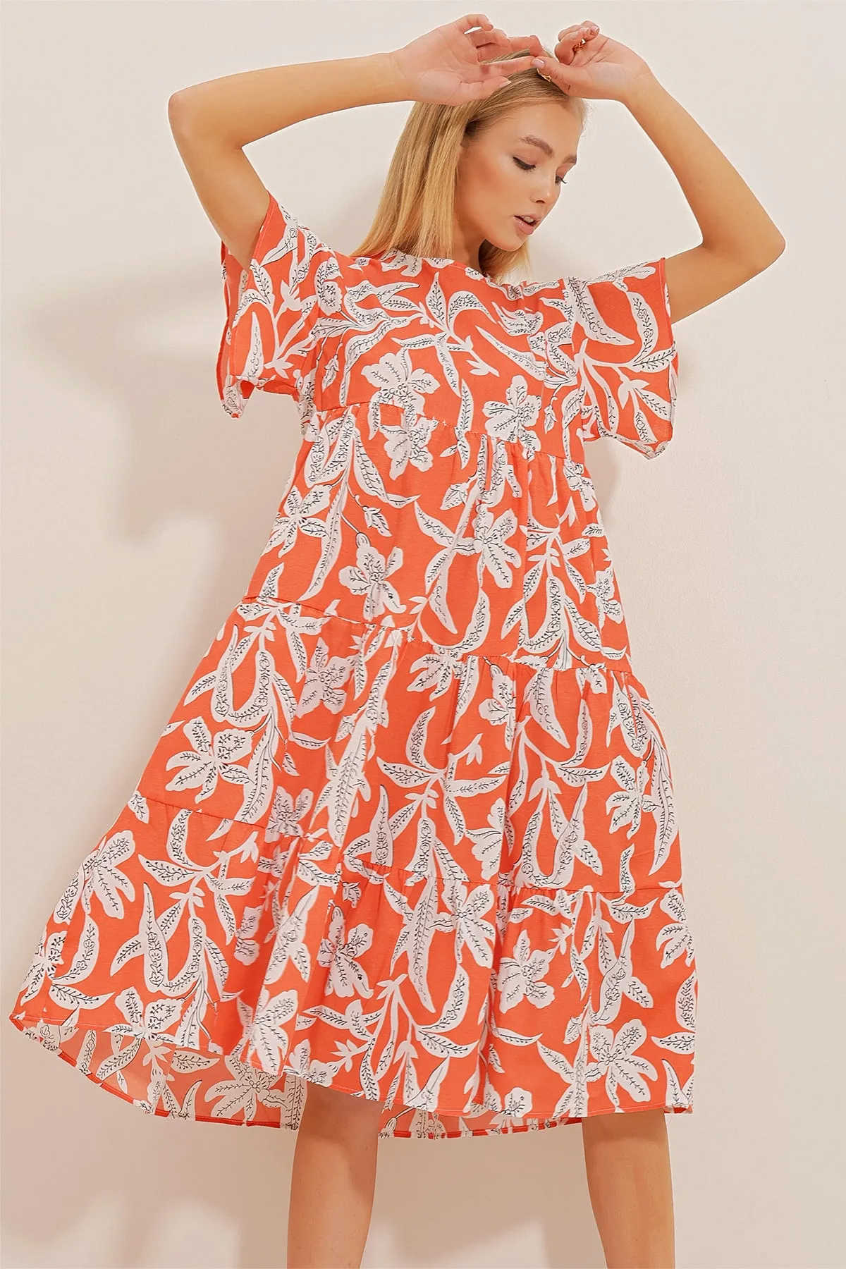 Trend Alaçatı Stili  Damenkleid aus Popeline in Orange und Weiß mit Volant und Blumenmuster und Rundhalsausschnitt ALC-X10241
