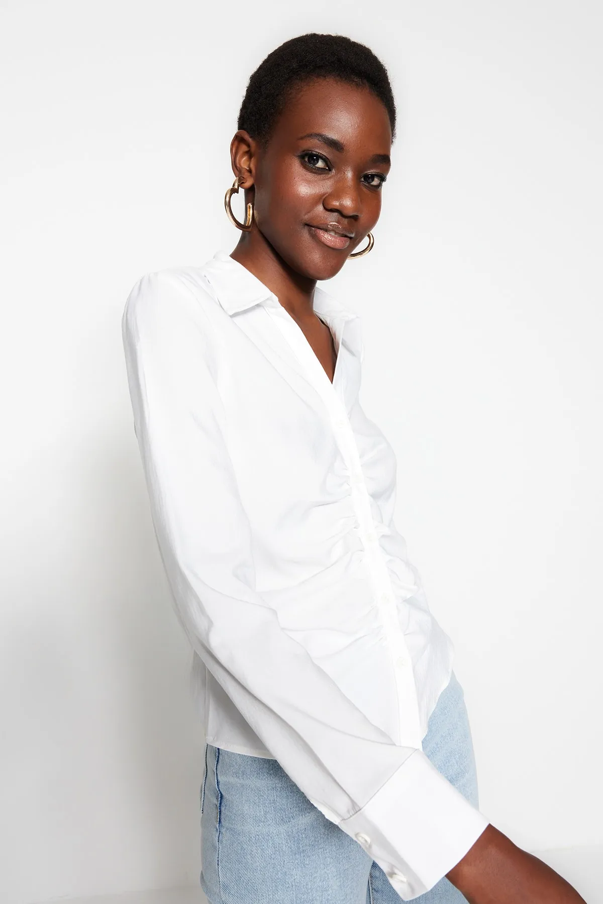 Trendyol Collection  Ecru-gerafftes, tailliertes/Slim-Fit-Webhemd TWOSS23GO00177