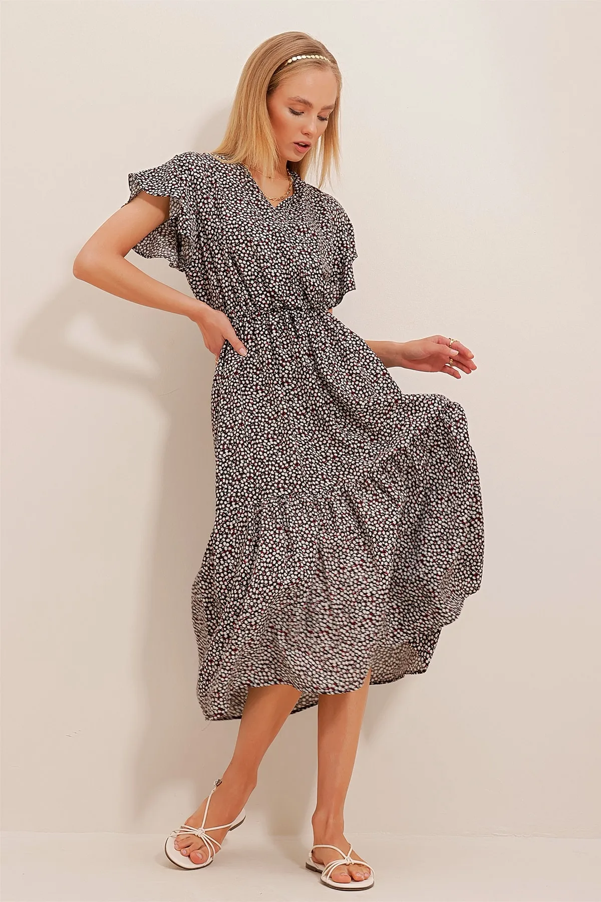 Trend Alaçatı Stili  Damenkleid aus schwarz-rotem, zweireihigem Kragenrock mit Rüschen und Volants aus Viskose ALC-X4373