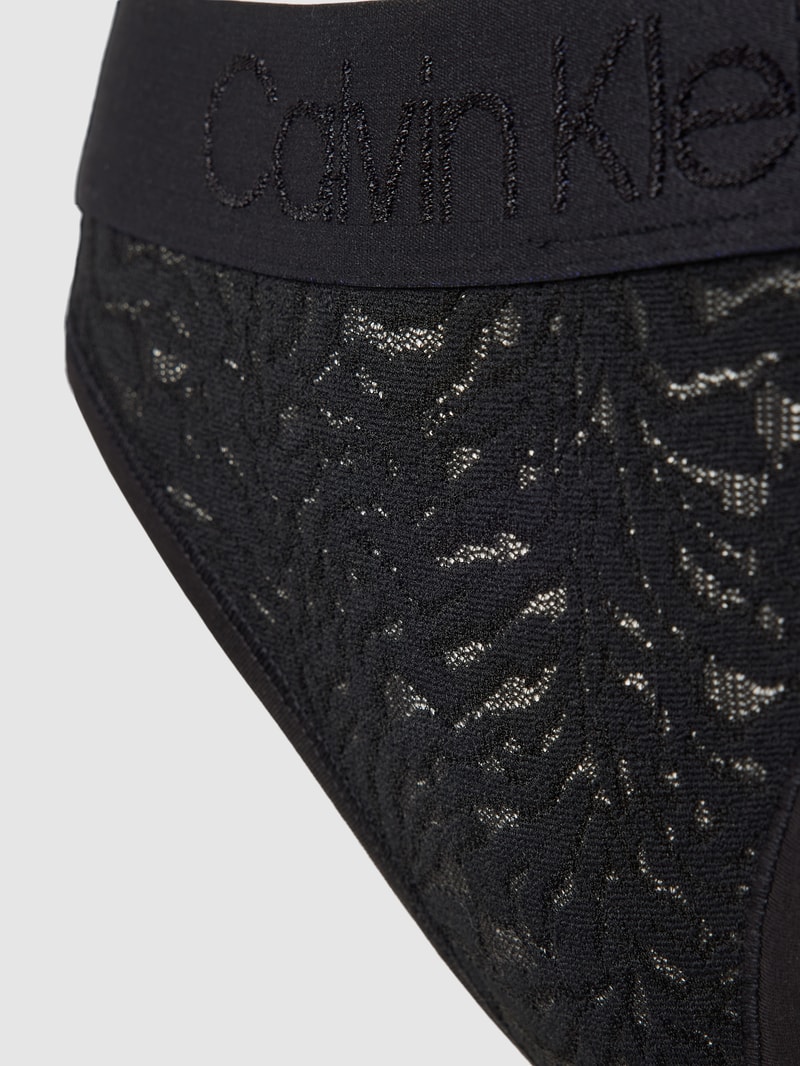 String mit Lochmuster in schwarz