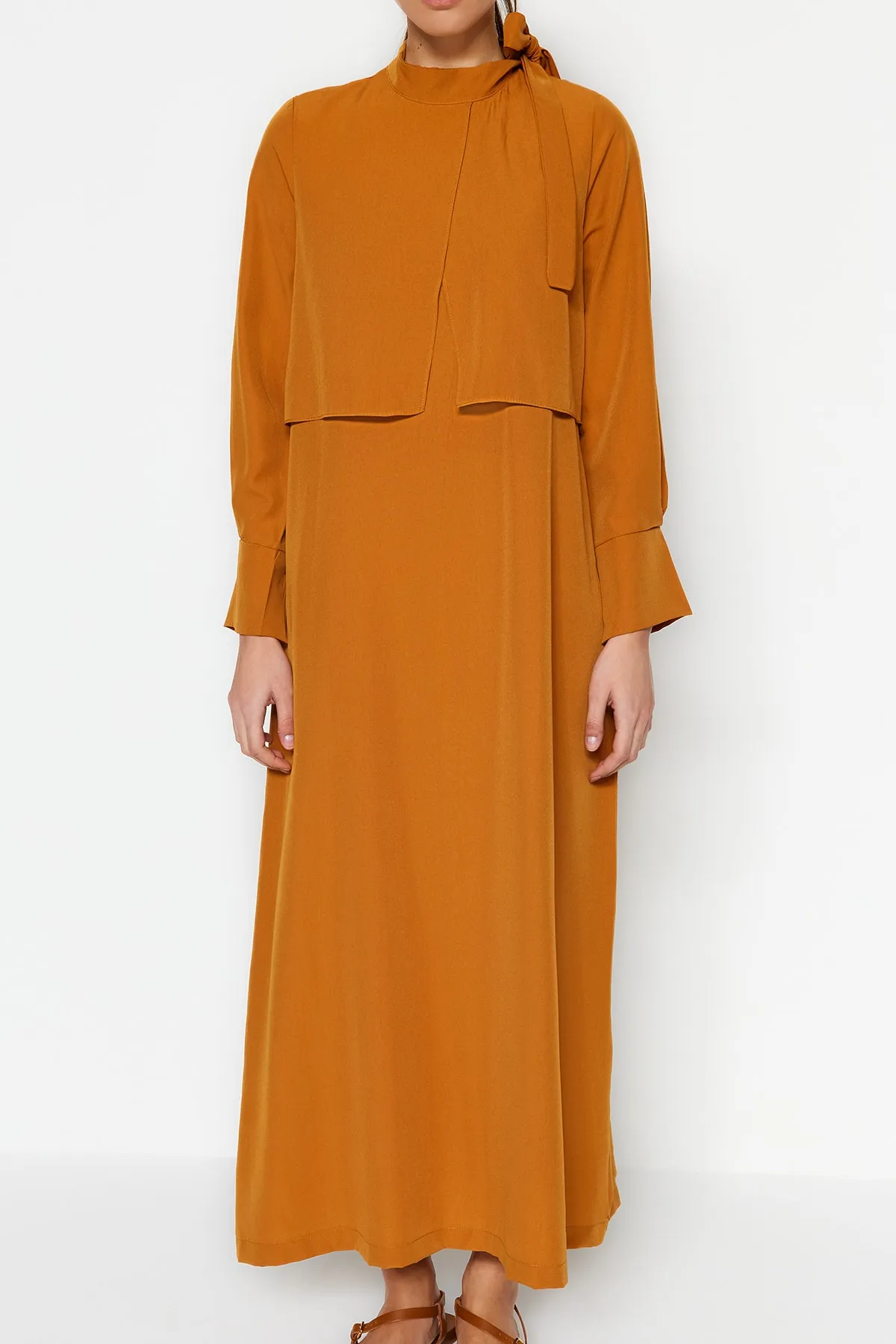 Trendyol Modest  Gewebtes Kleid mit Zimtkragen und Bindedetail TCTSS23EB00283