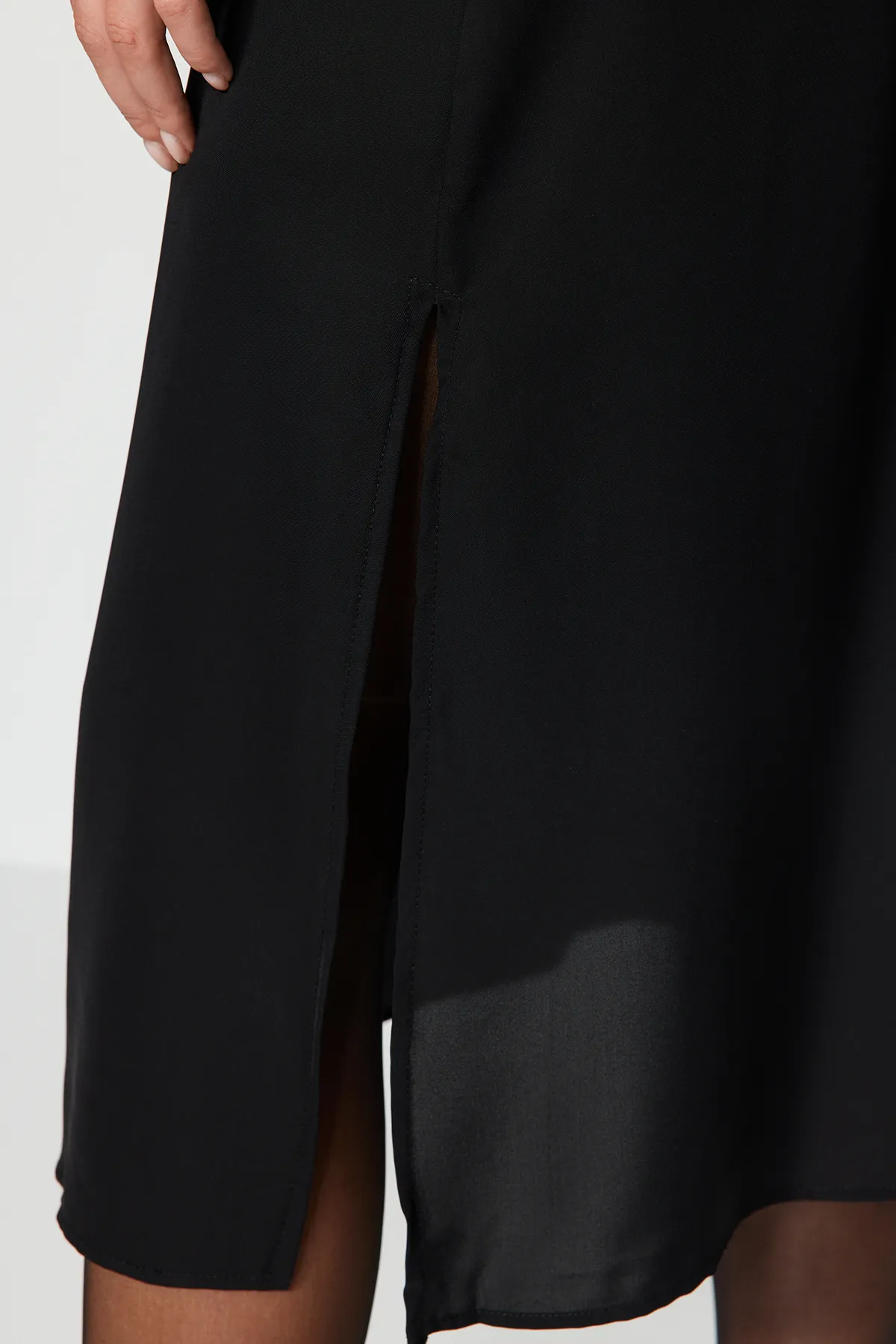 Trendyol Collection  Schwarzes gewebtes Midikleid mit Schlitz TWOAW24EL00851