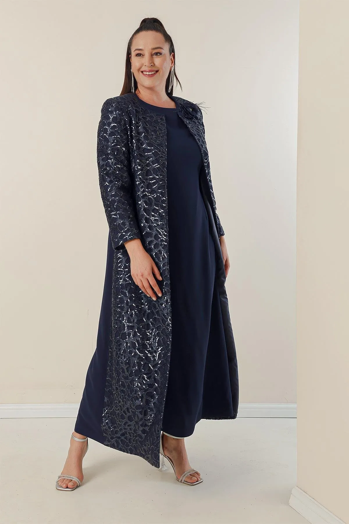 By Saygı  Langes Kreppkleid mit Halbmondärmeln und paillettenbesetztem Kaftan-Futter an den Ärmeln und vorne, 2-teiliges Set in Übergröße