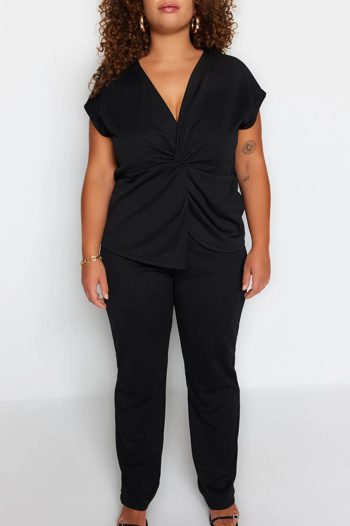 Trendyol Curve  Schwarzes, gerade geschnittenes Twist-Strickober- und -Unterteil-Set mit detailliertem Strickmuster TBSSS23CP00005