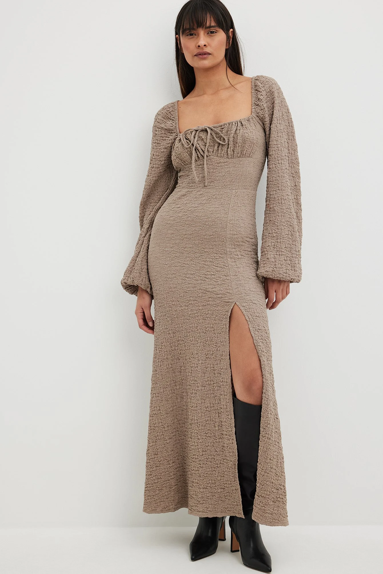 Strukturiertes Midikleid mit Körbchen