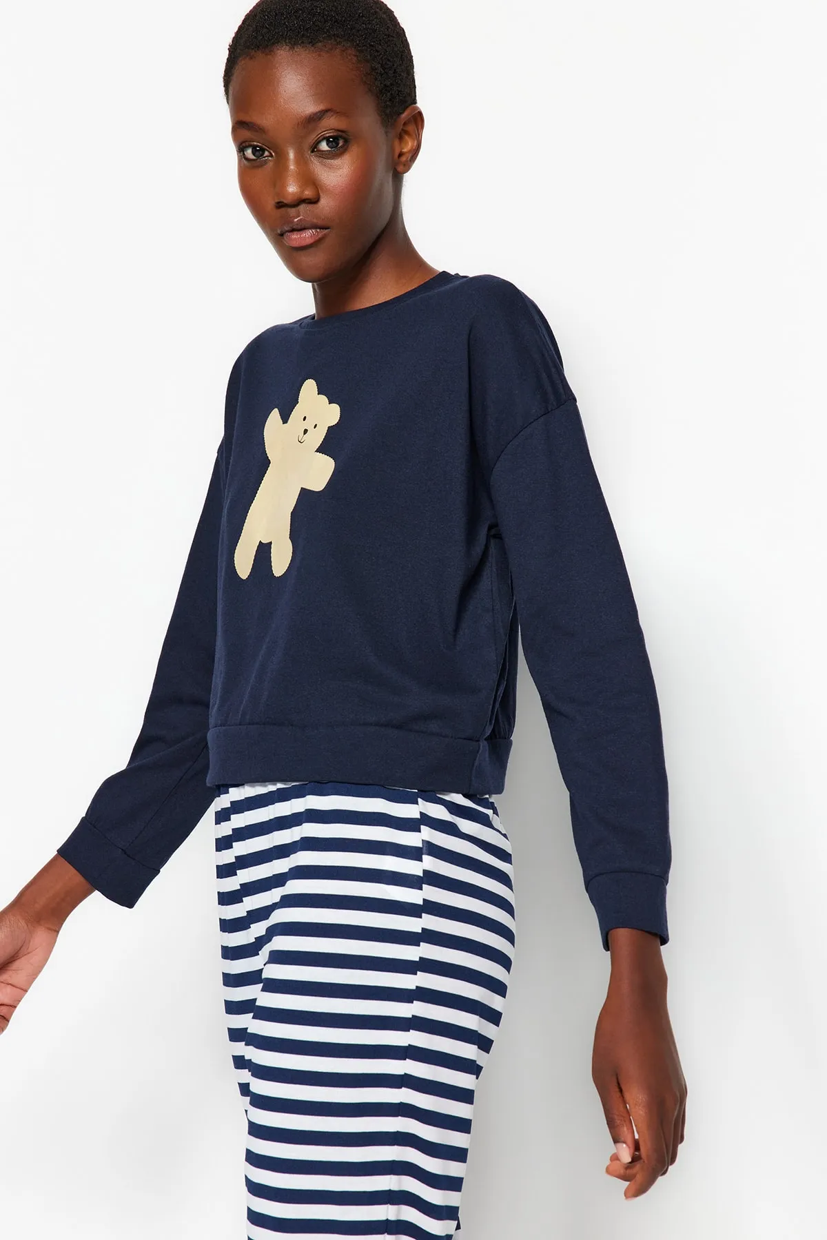 Trendyol Collection  Marineblaues Pyjama-Set aus Baumwolle mit Teddybär-Aufdruck und Jogginghose aus Strick THMAW21PT0302
