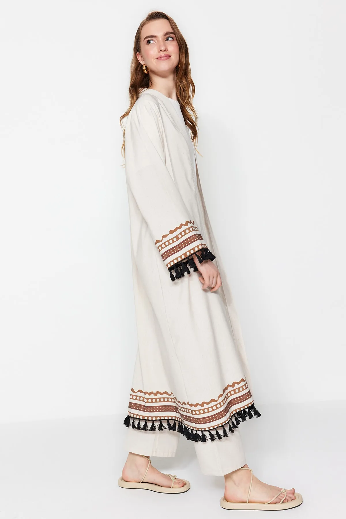 Trendyol Modest  Beiger, ethnisch gemusterter, langer, gewebter Kimono und Kaftan aus Baumwollmischung TCTSS23KK00012