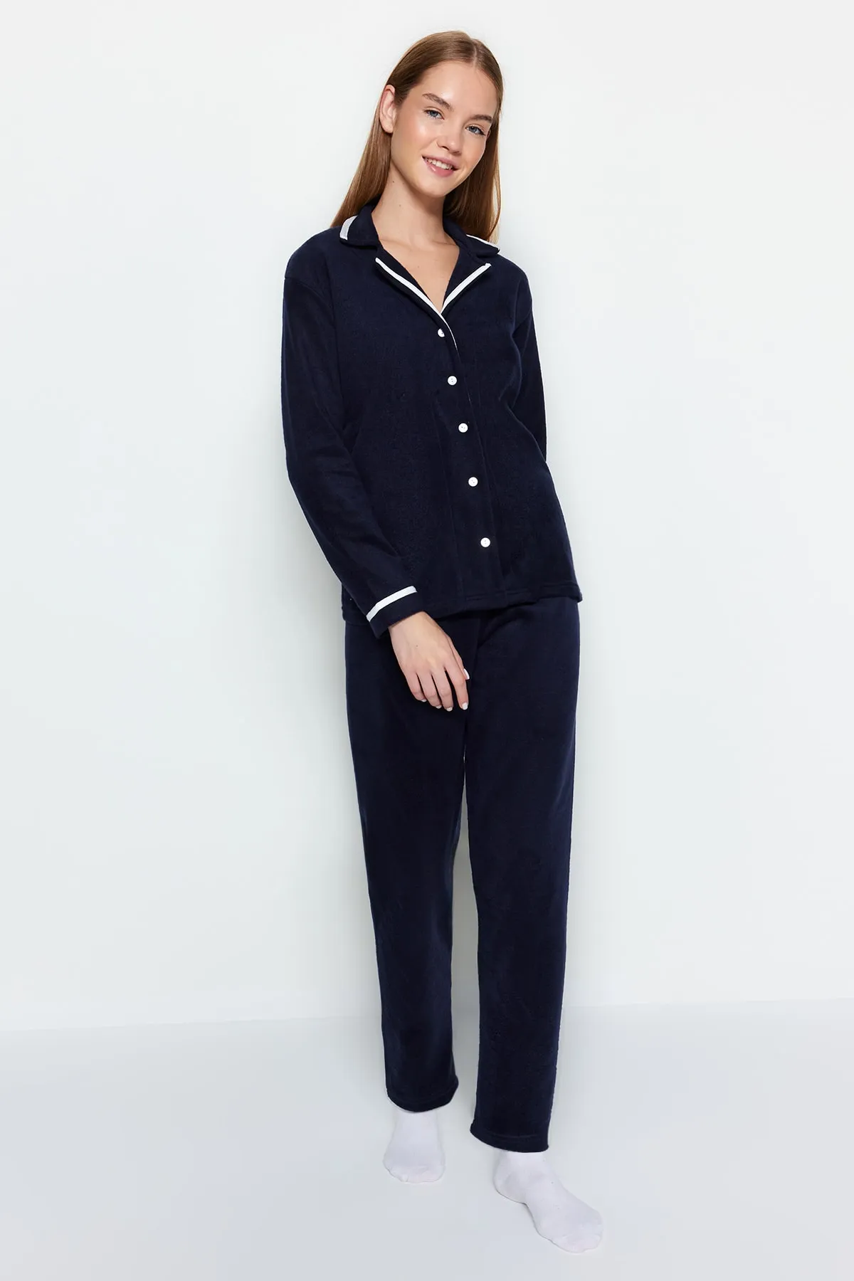Trendyol Collection  Marineblaues Pyjama-Set aus dickem Strick mit Paspelierung und Schlafbändern THMAW22PT0357