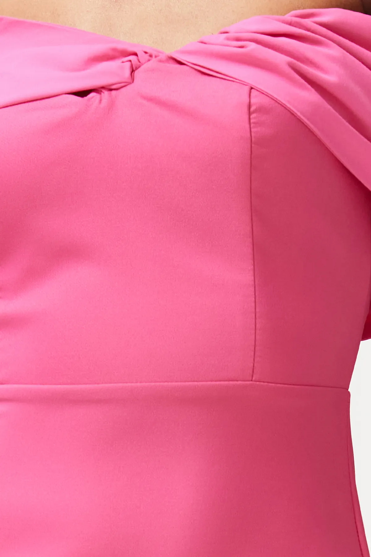 Trendyol Collection  Rosafarbenes, figurbetontes, asymmetrisches Popeline-Abendkleid mit detailliertem Kragen TPRSS24AE00084