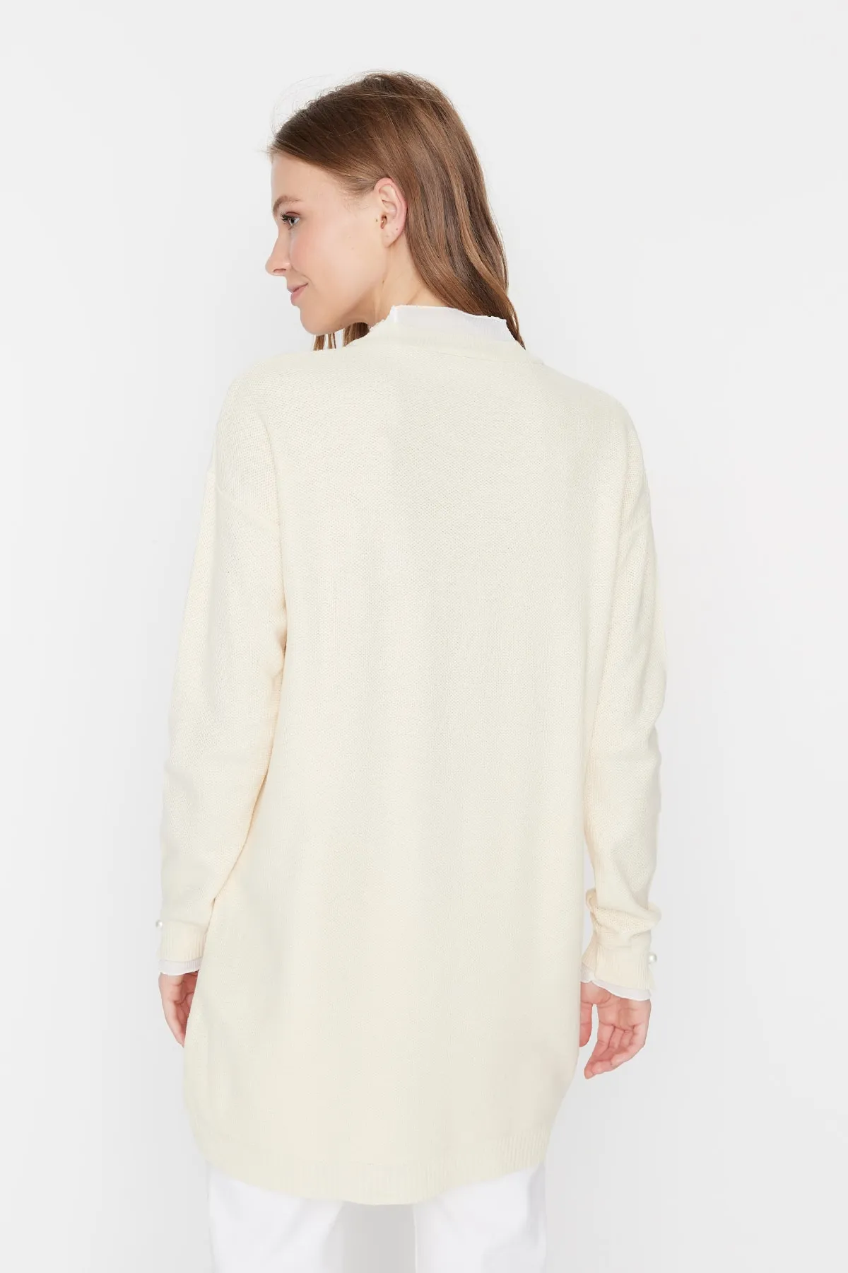 Trendyol Modest  Strickpullover mit Perlendetails und Steinärmeln TCTAW23AK00027