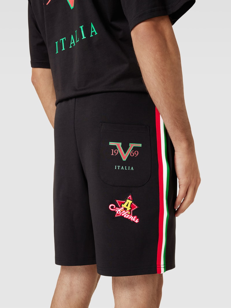 Sweatshorts mit Kontraststreifen in schwarz