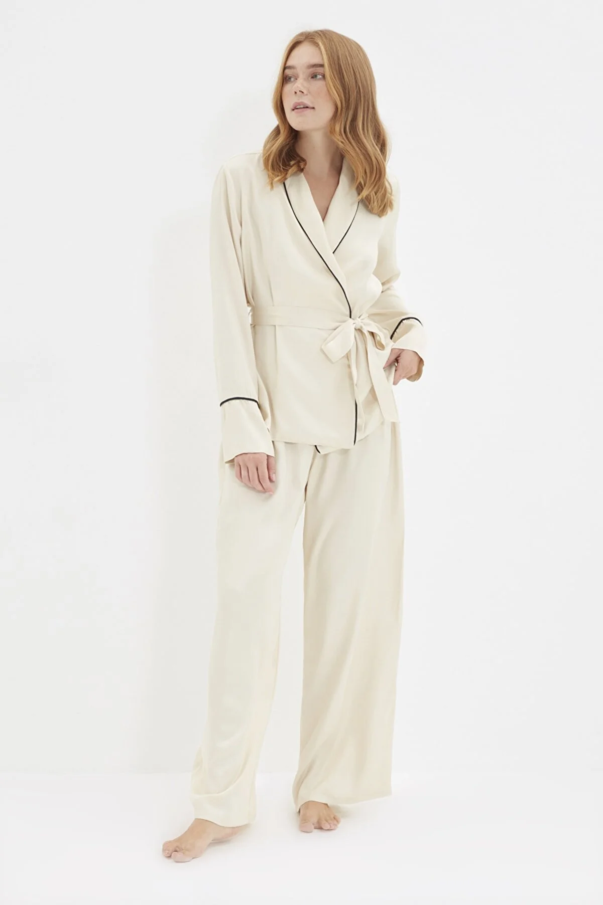 Trendyol Collection  Beiges, zweireihiges Pyjama-Set aus Viskose-Hemd und -Hose mit Paspelierung THMAW22PT1109