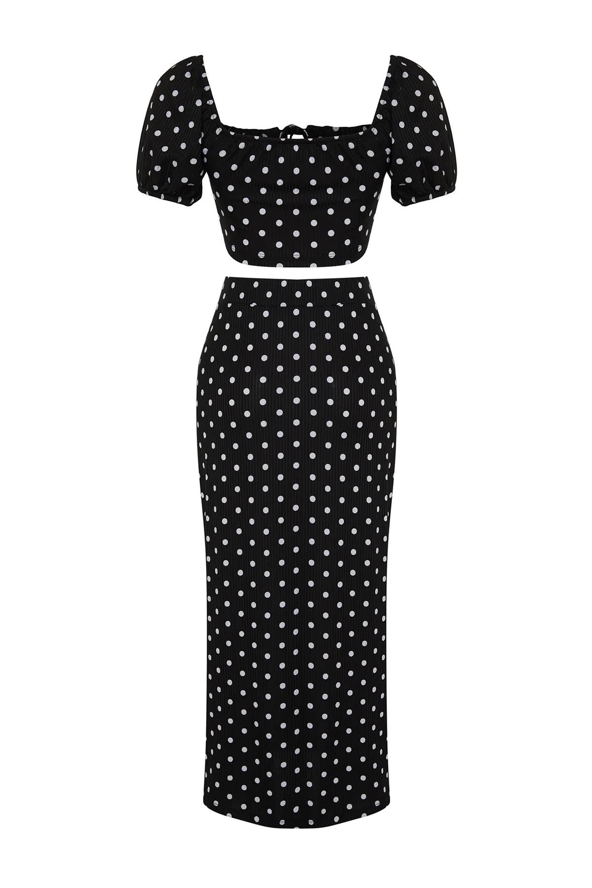 Trendyol Collection  Schwarzes Set aus geripptem, flexiblem Strickoberteil und -unterteil mit Carmen-Kragen und Punkten TWOSS24AU00029