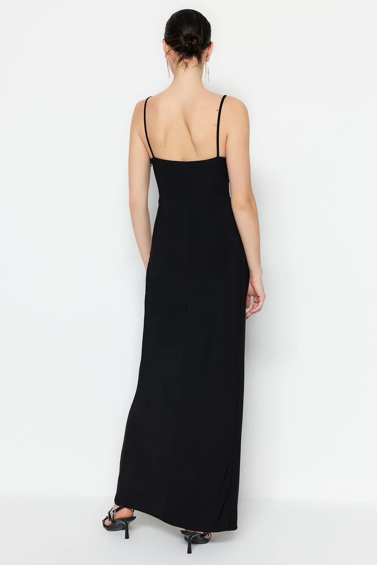 Trendyol Collection  Schwarzes, langes Abendkleid mit drapiertem Detail TPRSS19UT0099