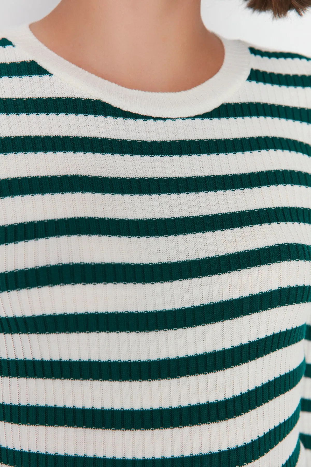 Trendyol Collection  Hellgrüner Basic-Strickpullover mit Streifen TWOAW21KZ0942