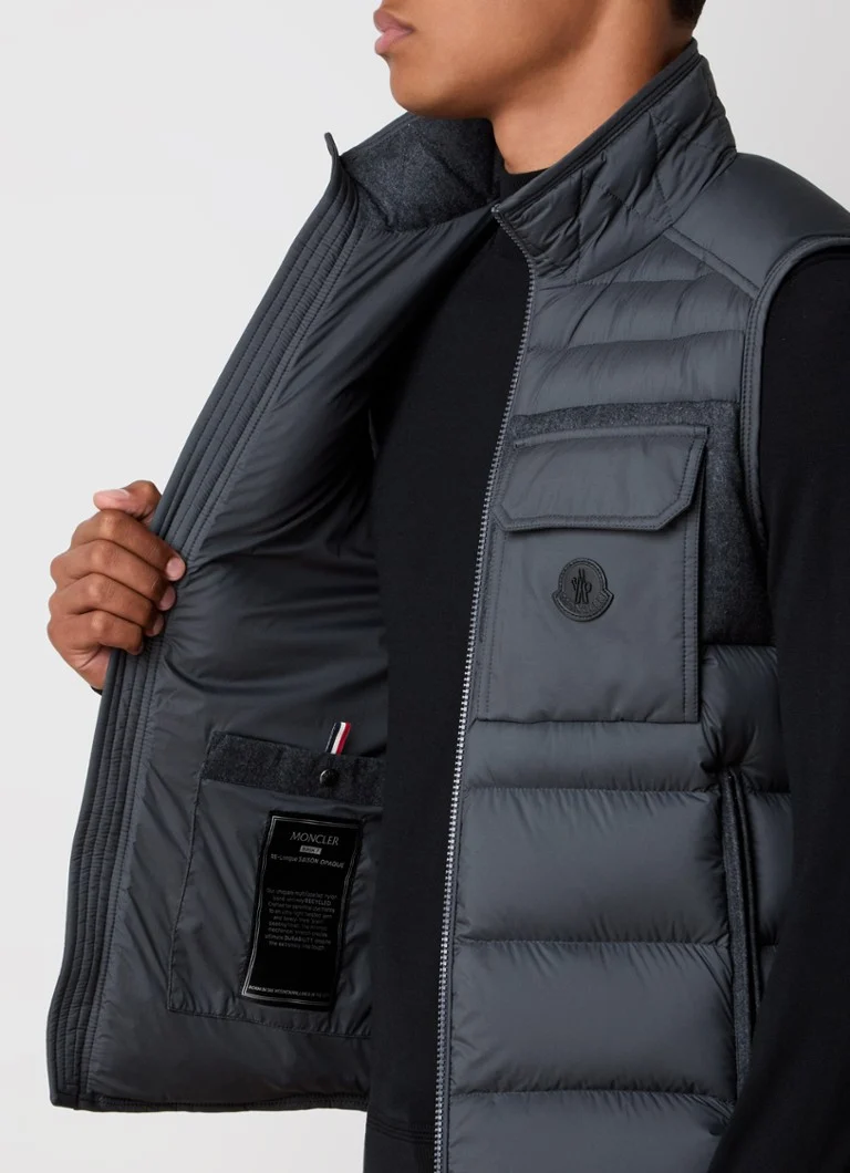 Vestă matlasată Moncler Estagneus cu buzunare cu fermoar