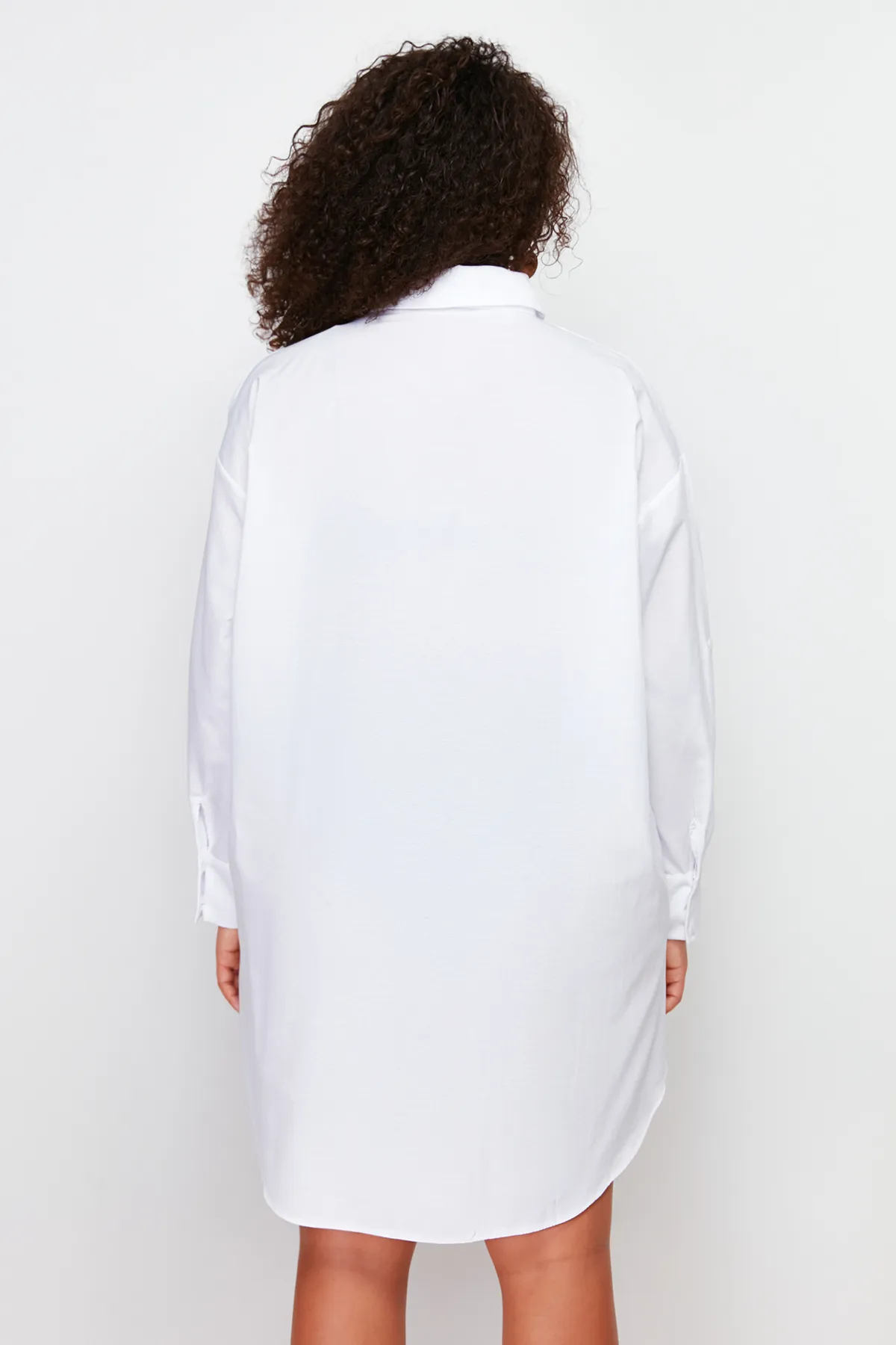 Trendyol Curve  Weißes gewebtes Hemd TBBSS24AX00015