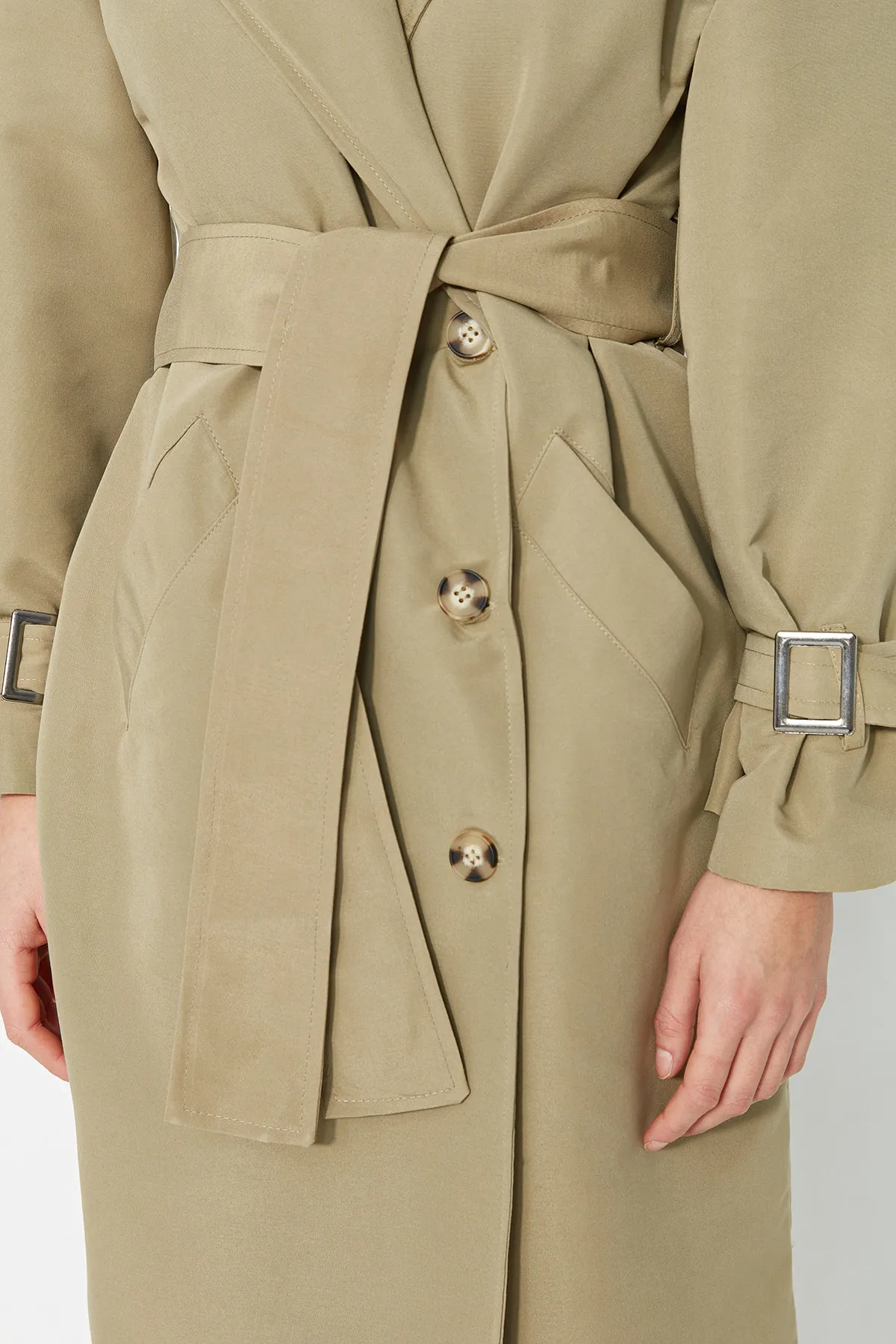 Trendyol Collection  Hellkhakifarbener, weit geschnittener, übergroßer, wasserabweisender Trenchcoat mit Gürtel TWOSS21TR0005