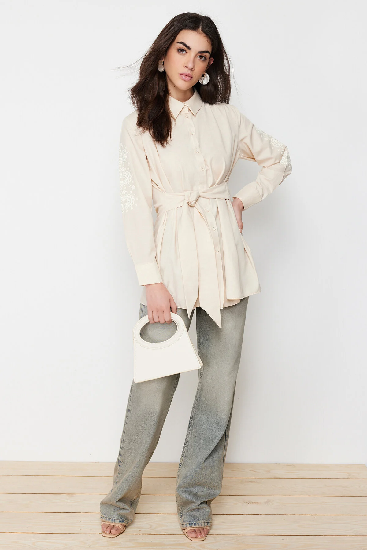 Trendyol Modest  Bedrucktes Baumwollhemd mit Gürtel und Steinärmeln und detailliertem Detail TCTSS24TG00038