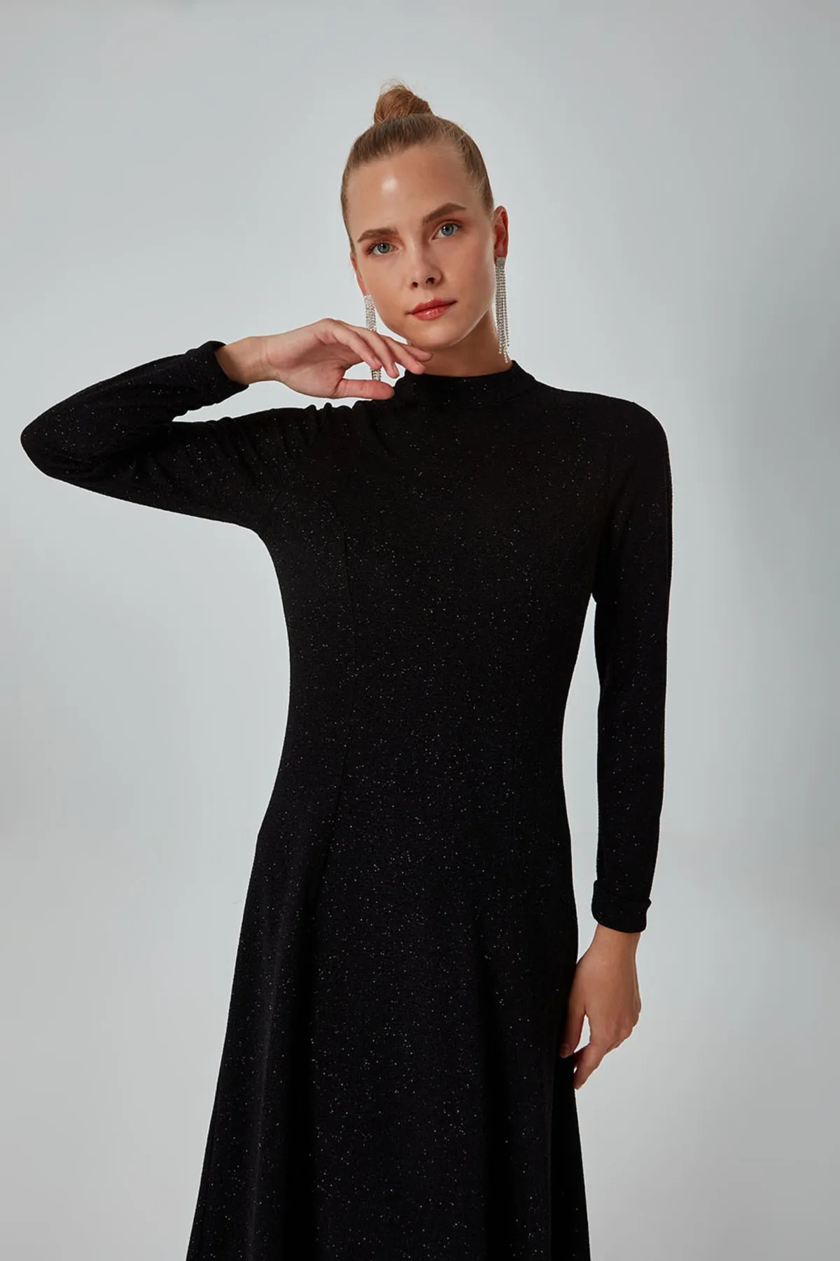 Mizalle  Glitzerndes schwarzes Strickkleid