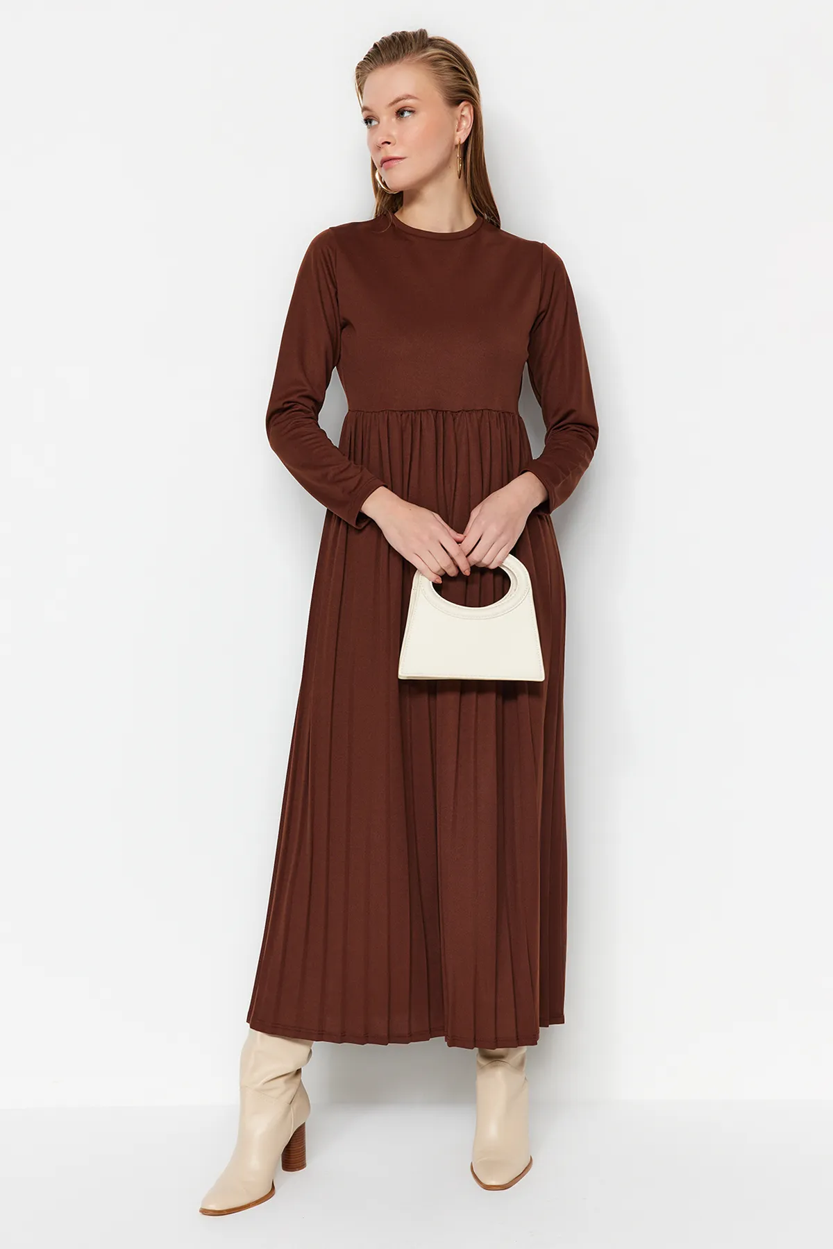 Trendyol Modest  Braunes, plissiertes Scuba-Strickkleid mit Rock TCTAW24EL00000