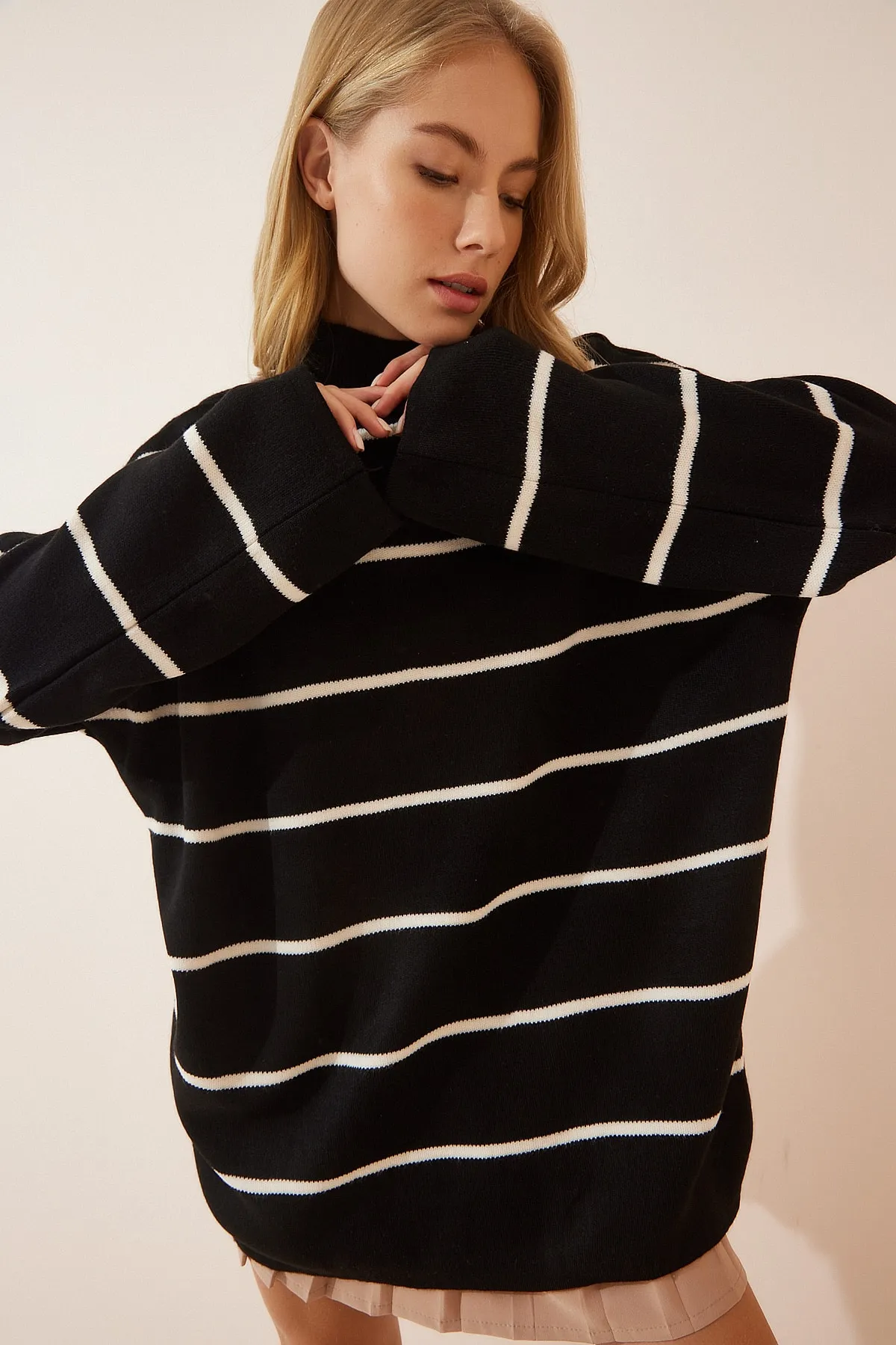 Happiness İstanbul  Schwarzes, gestreiftes, langes Oversize-Sweatshirt aus Strick für Damen YY00087