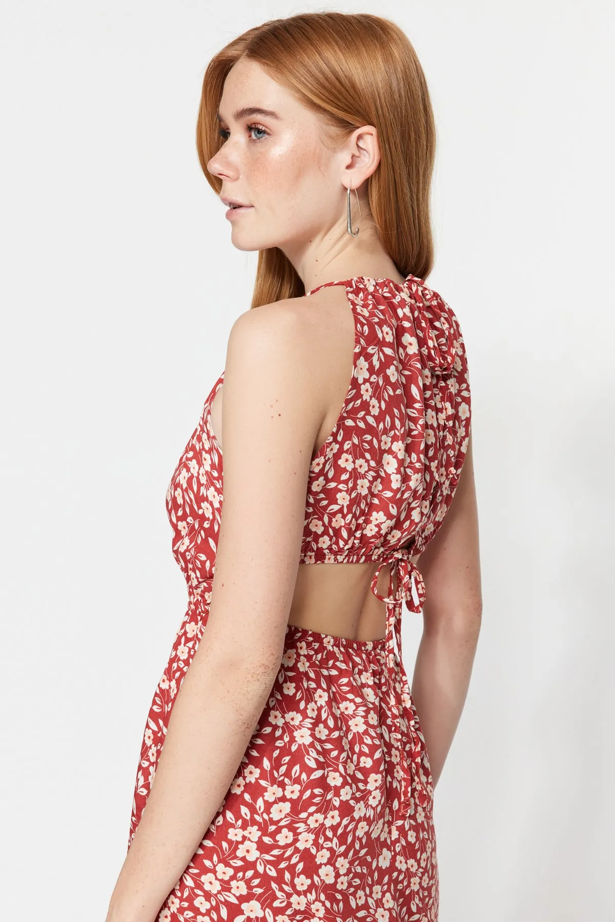 Trendyol Collection  Rotes, gerade geschnittenes, gewebtes Midi-Kleid mit Fensterausschnitt und detailliertem Neckholder-Muster TWOSS23EL00416
