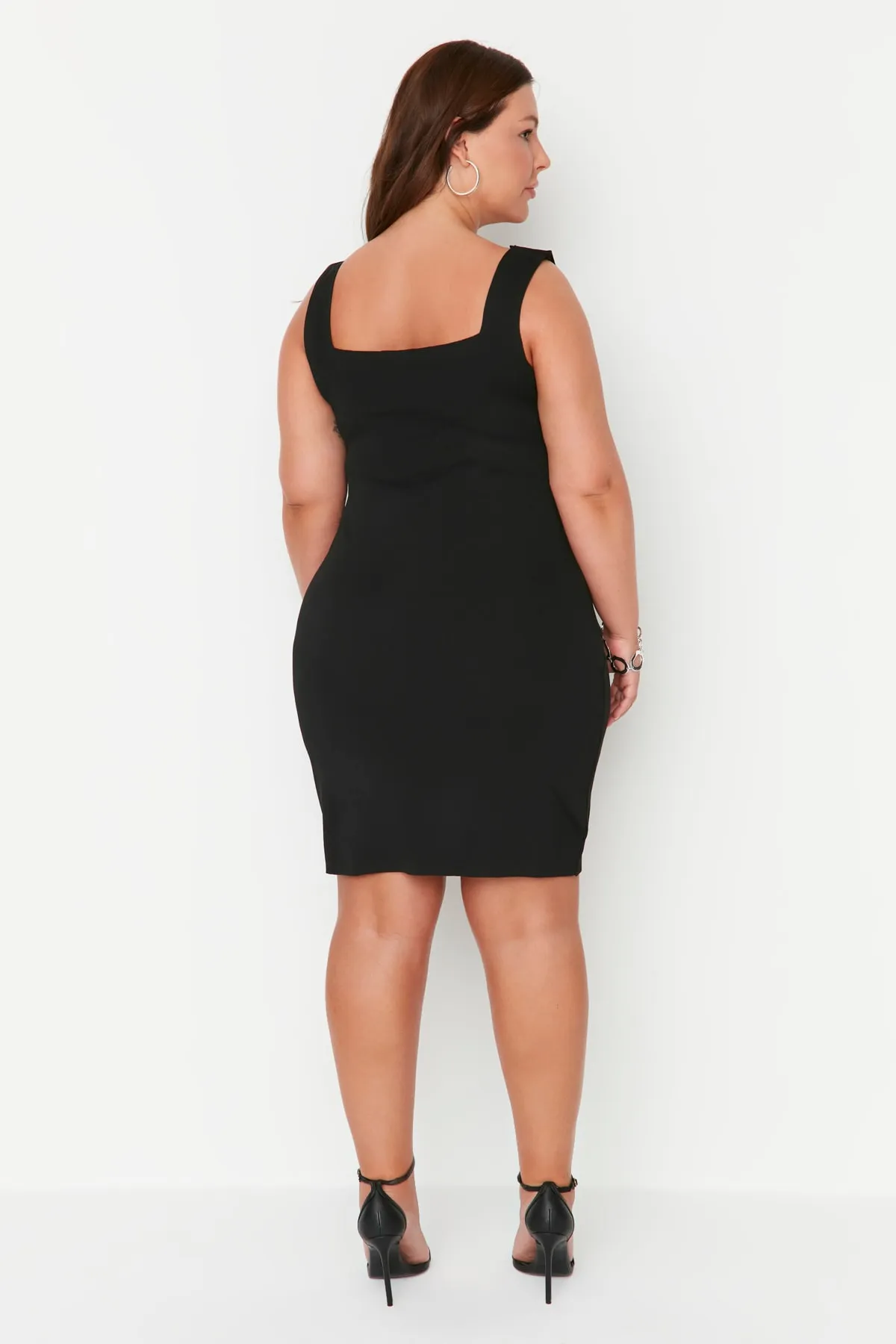 Trendyol Curve  Schwarzes, figurbetontes, dünnes Strickkleid mit Riemchenmuster TBBAW23AH00024