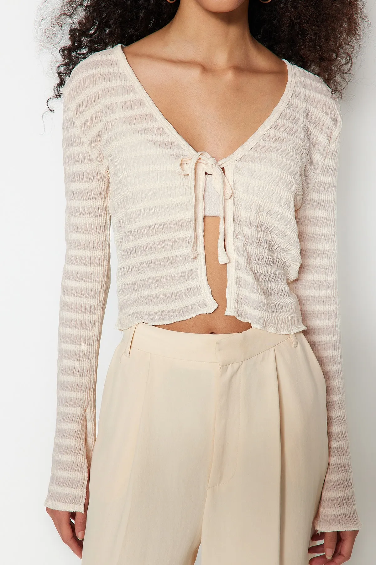 Trendyol Collection  Ecru Premium-Strickbluse mit strukturiertem V-Ausschnitt und dehnbarer Schleife zum Binden, detailliert TWOSS23BZ00796