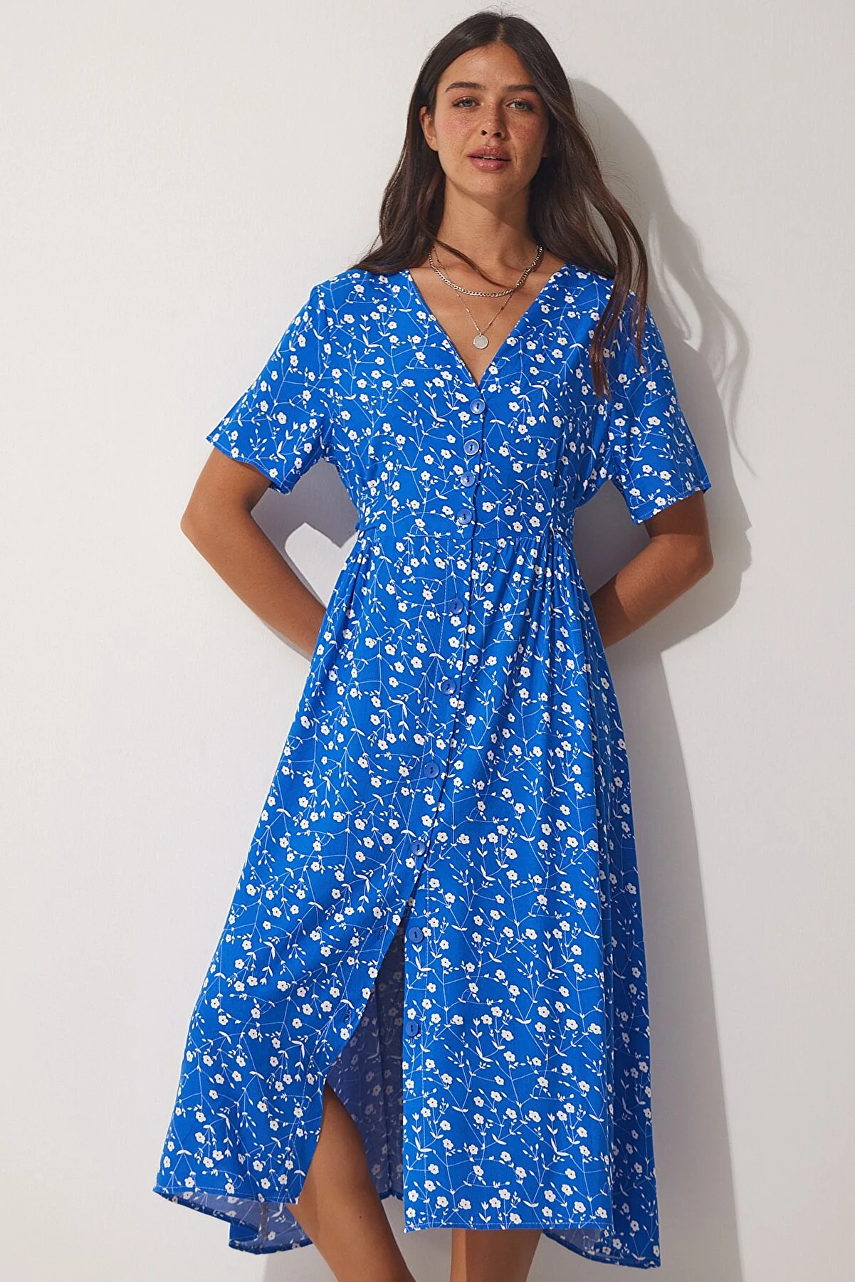 Happiness İstanbul  Blaues, geblümtes, geknöpftes Viskose-Sommerkleid für Damen CI00083