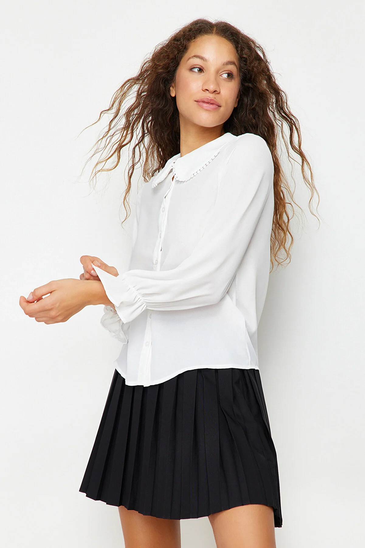 Trendyol Collection  Weißes gewebtes Hemd mit Pompom-Kragen für Babys - TWOAW21GO0717
