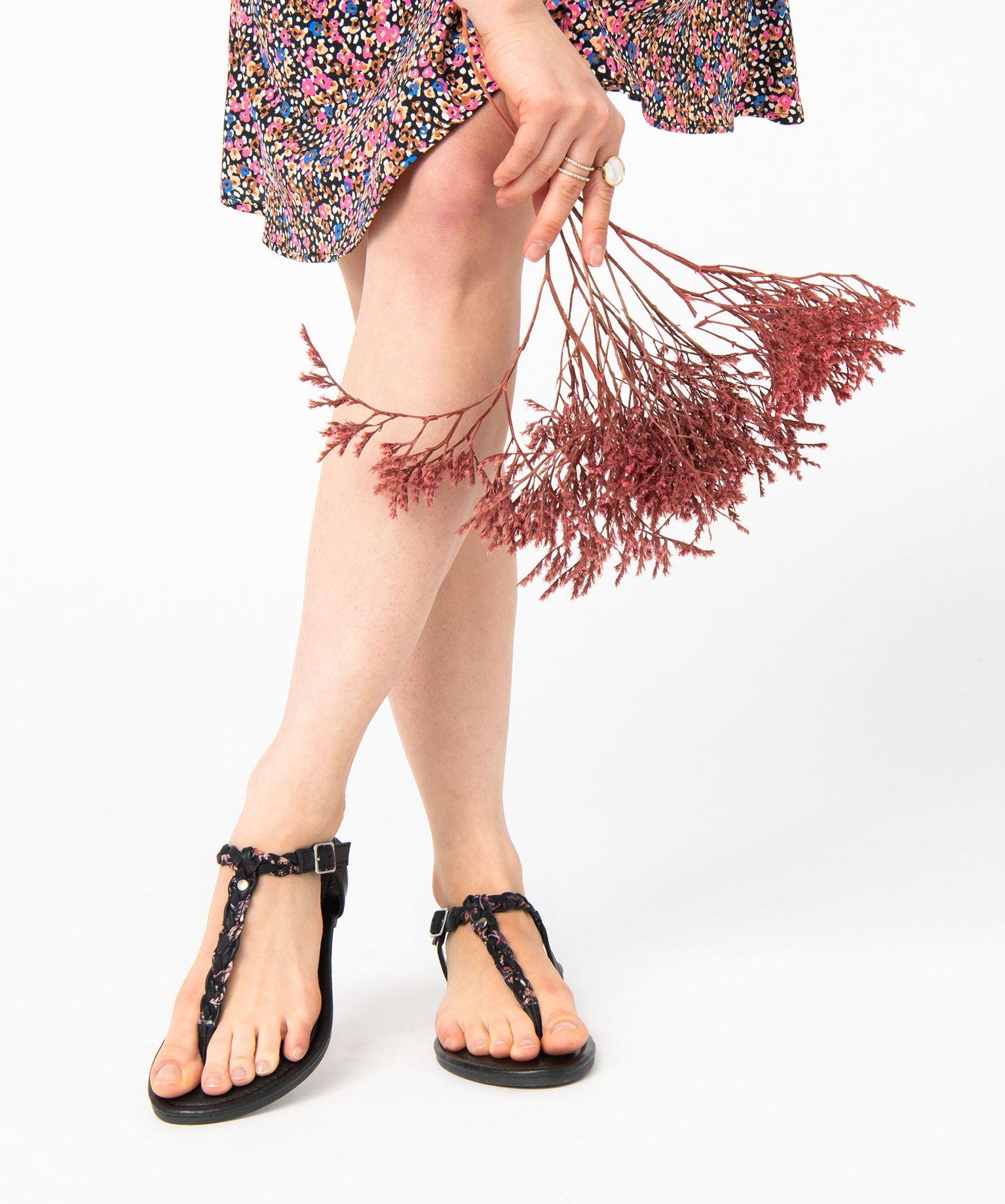 Sandales femme à talon plat et entre-doigts tressé noir | GEMO