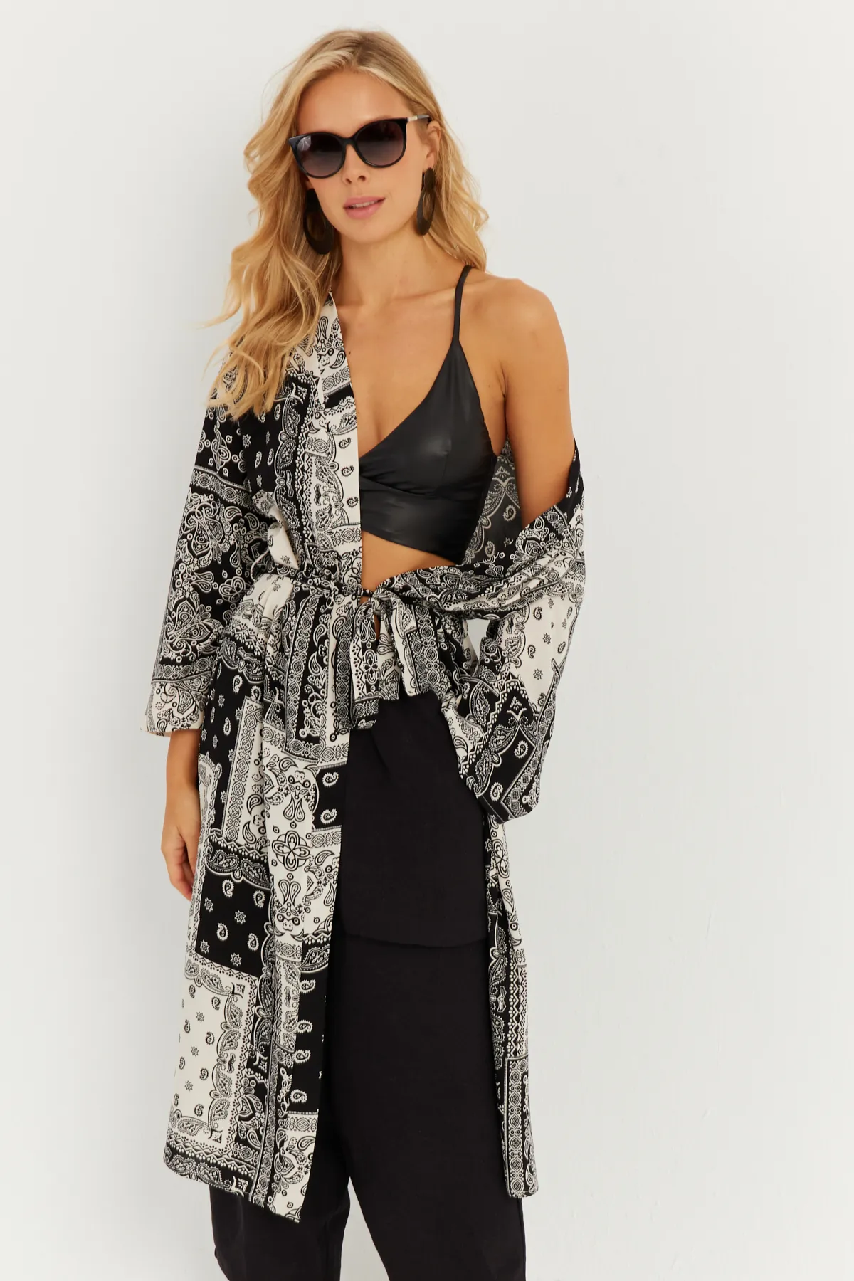 Cool & Sexy  Schwarz-ecru gemusterter Kimono für Damen GÇ155