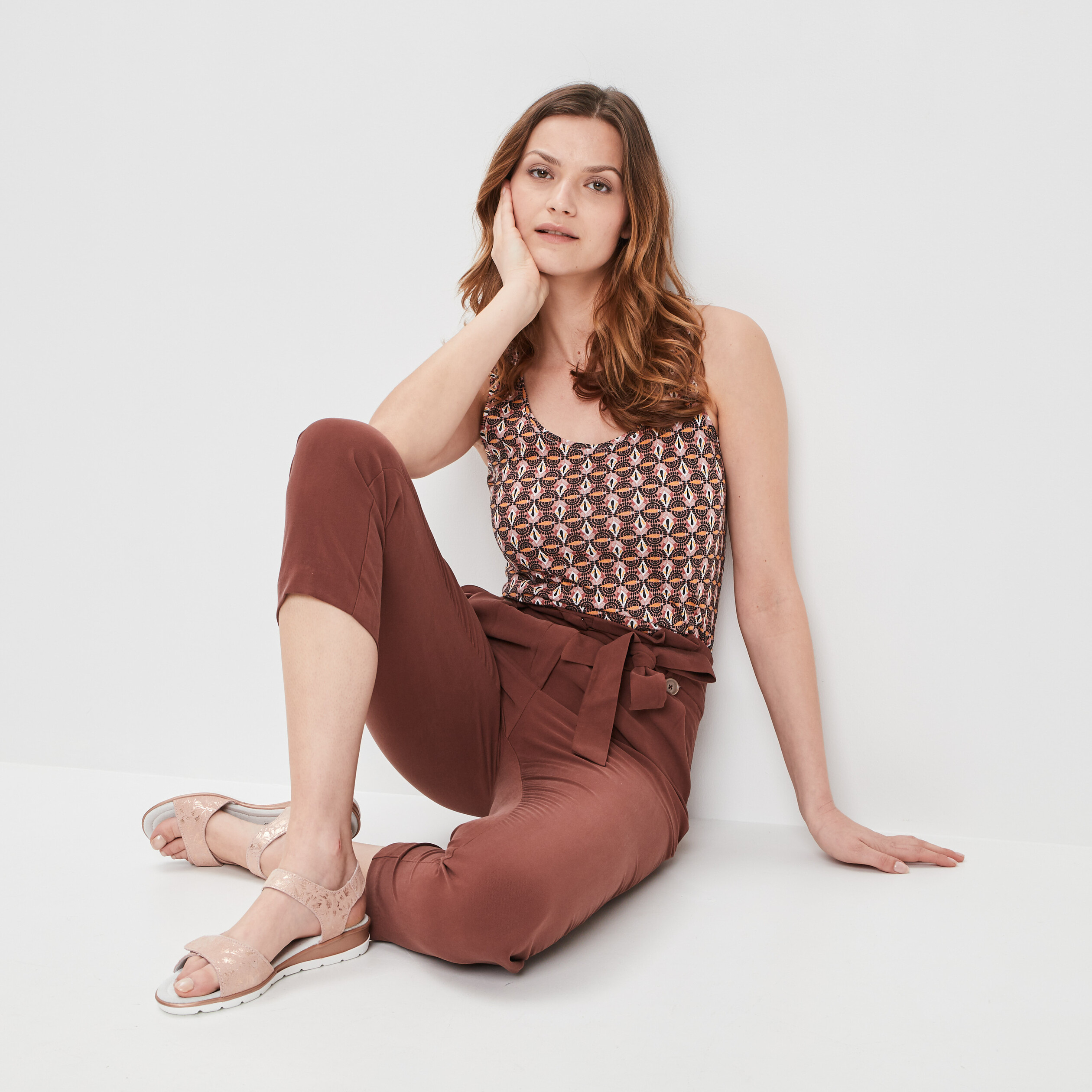 Pantalon carotte ceinturé marron femme | La Halle