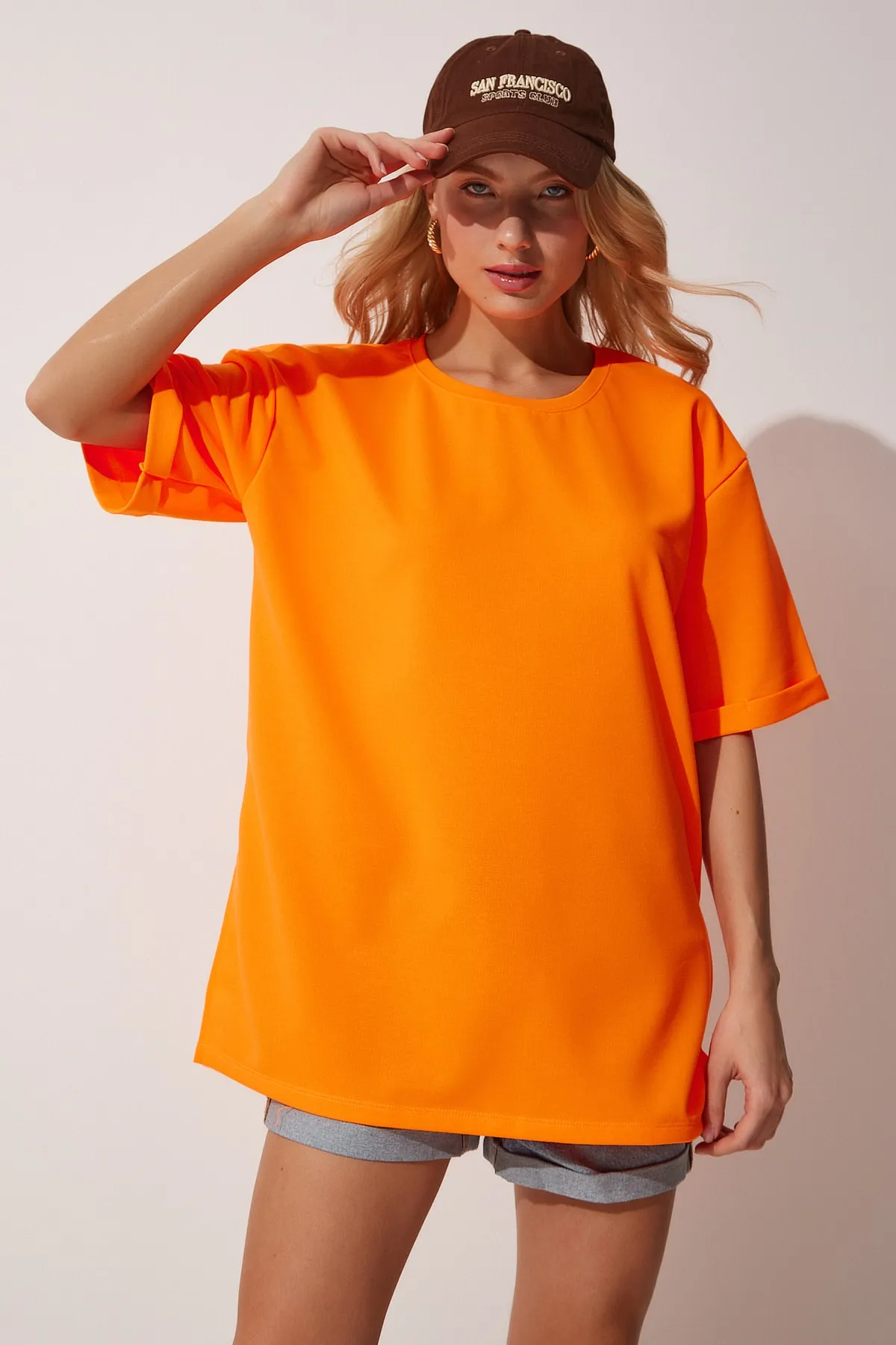 Happiness İstanbul  Leuchtendes orangefarbenes Oversize-T-Shirt mit Rundhalsausschnitt und seitlichem Schlitz für Damen TS00187