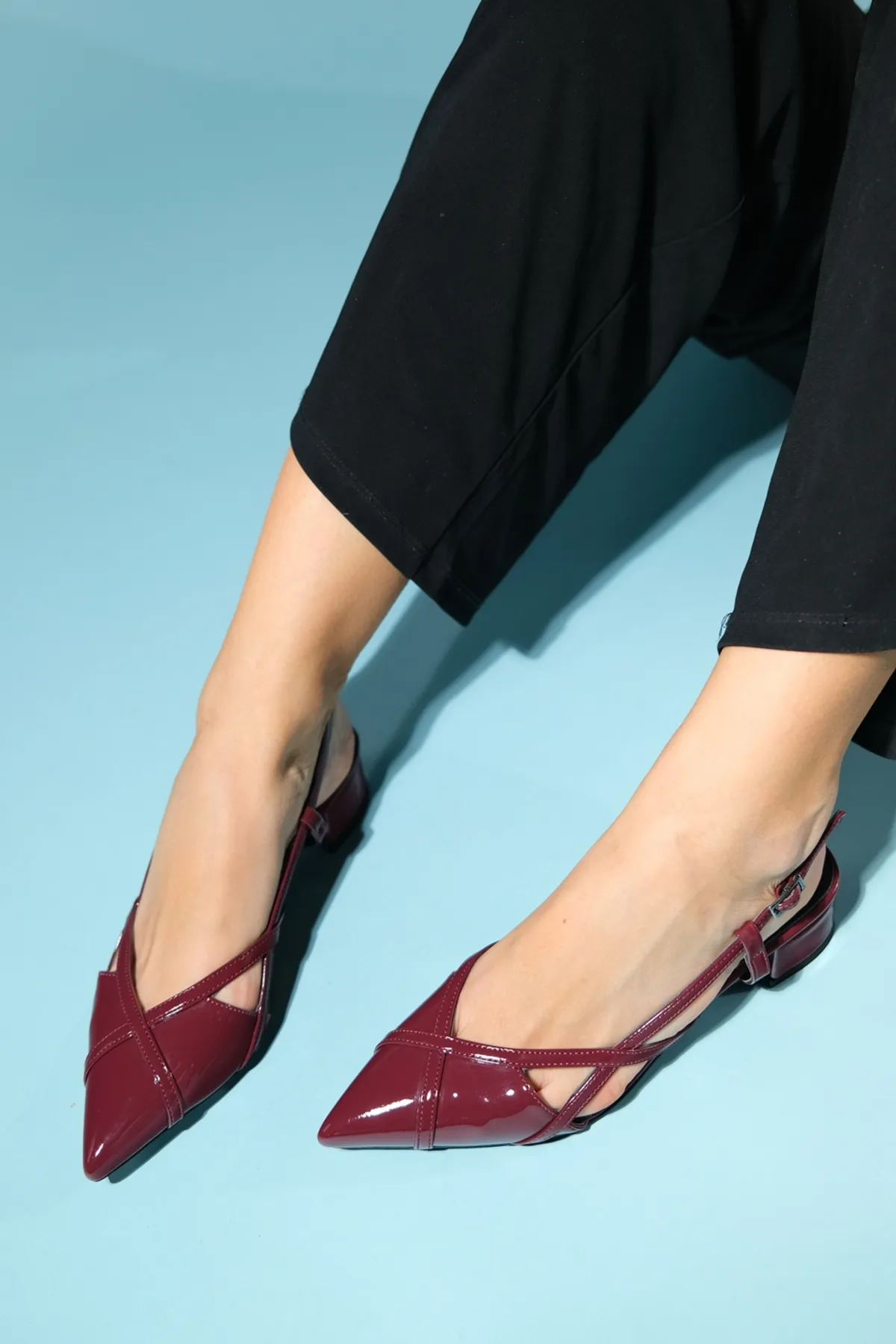 LuviShoes  STEVE Damensandalen aus Lackleder in Weinrot mit niedrigem Absatz