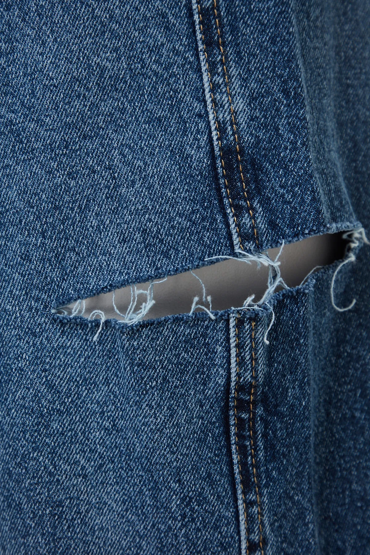 Trendyol Collection  Dunkelblaue zerrissene Jeans mit hoher Taille und weitem Bein TWOSS23JE00142