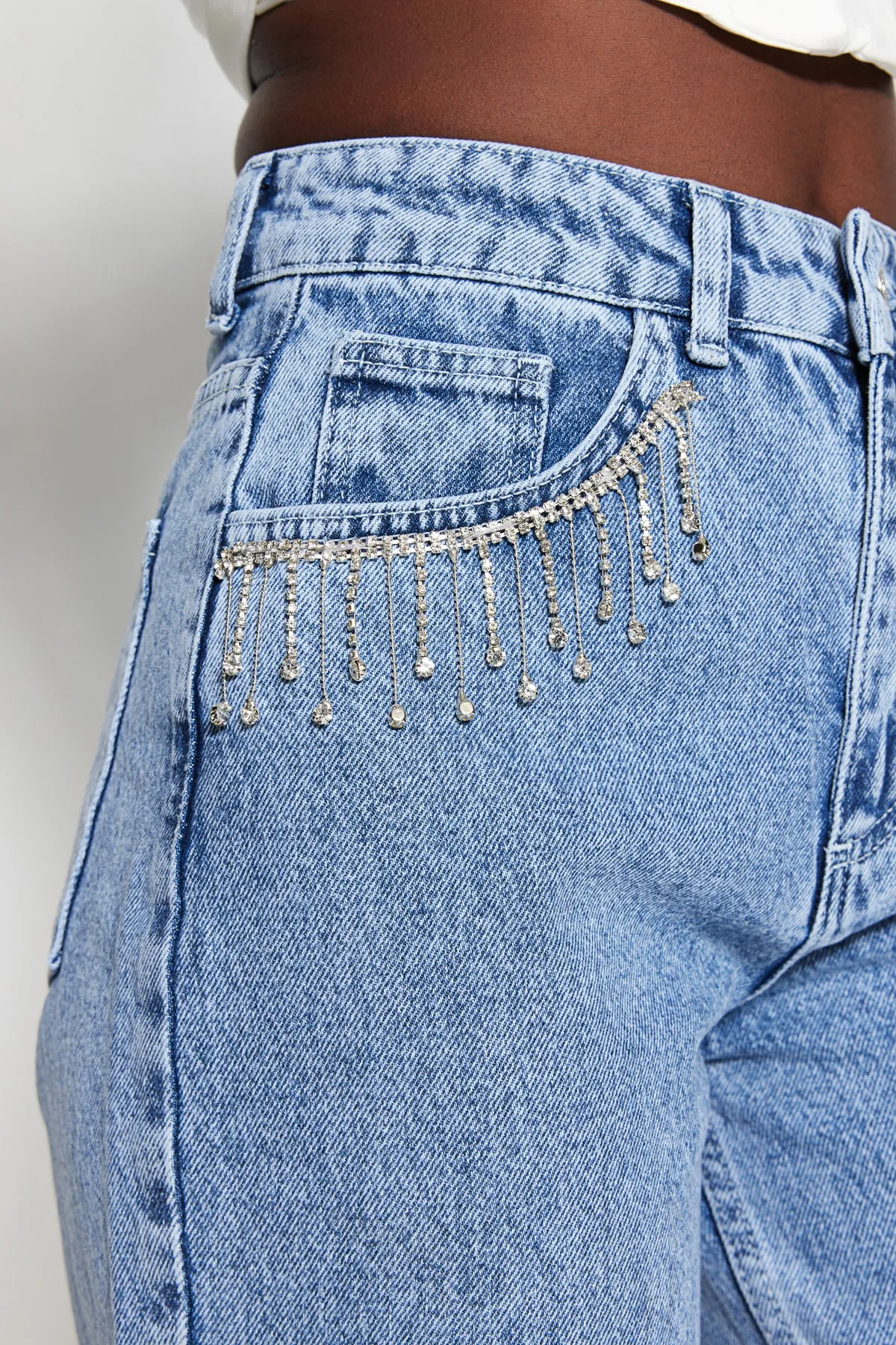 Trendyol Collection  Blaue Jeans mit hoher Taille und weitem Bein und Detailzubehör TWOSS23JE00204